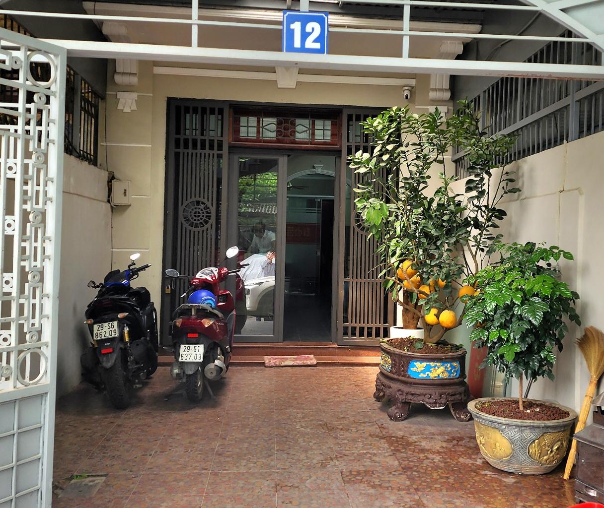 Bán nhà Trần Kim Xuyến - diện tích 81m2 4 tầng - Mặt ngõ thông ô tô tránh - giá 42,5 tỷ