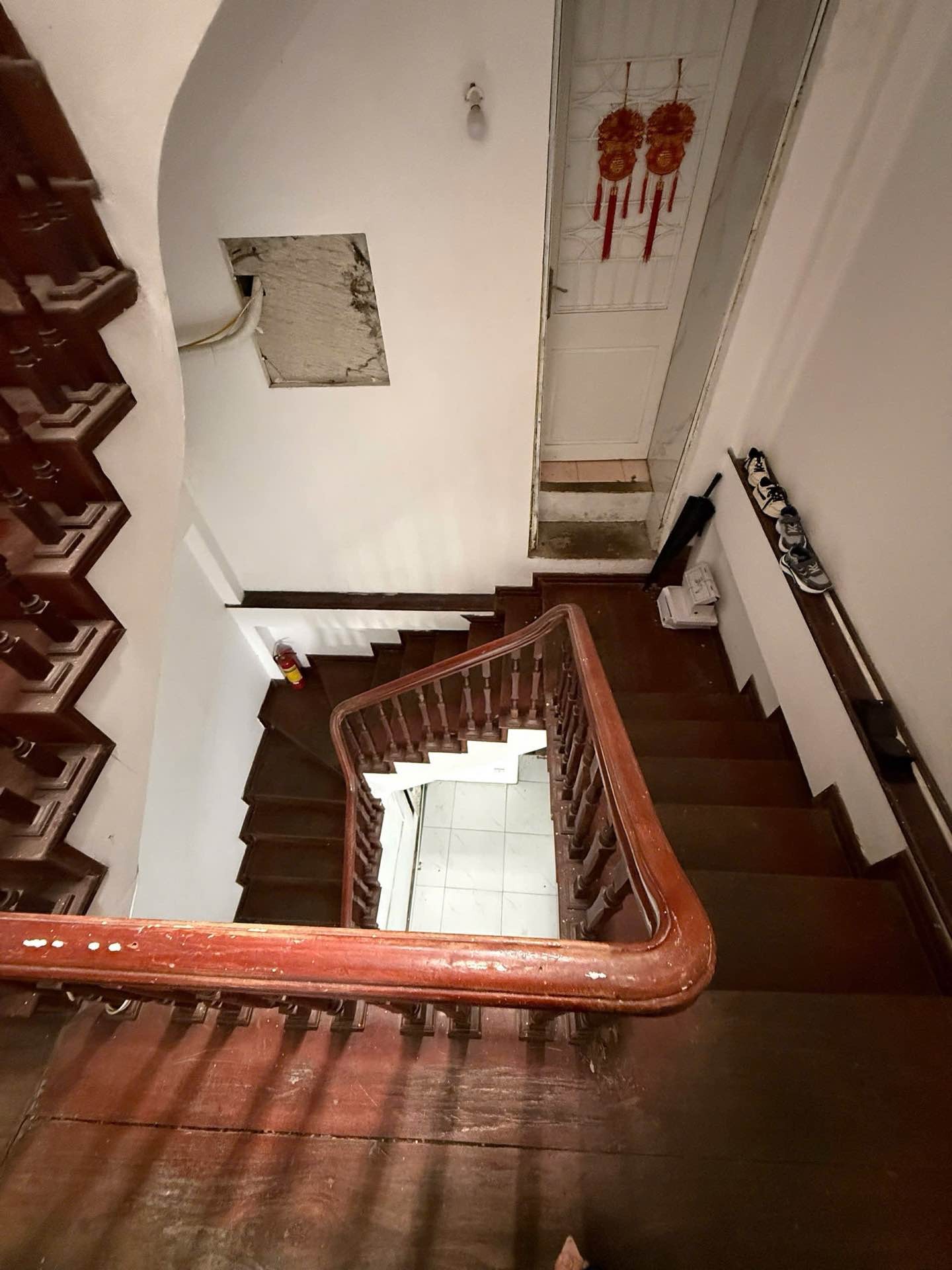 Bán nhà Chùa Láng - diện tích 135.2m2 5 tầng - MẶT PHỐ - KINH DOANH - VỈA HÈ - HIẾM - giá 73 tỷ