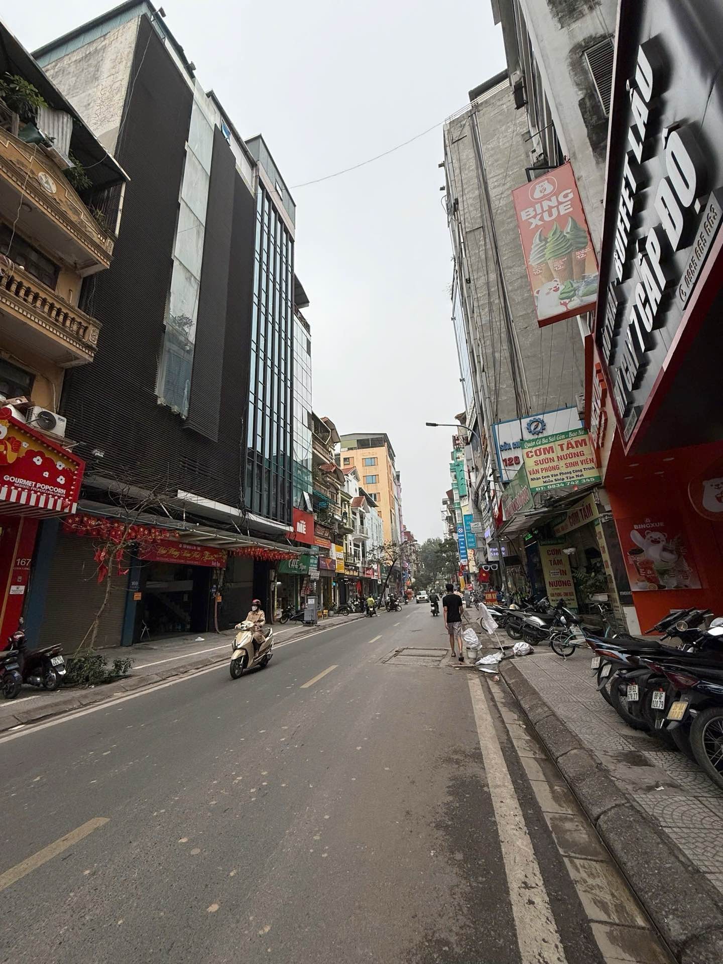 Bán nhà Chùa Láng - diện tích 135.2m2 5 tầng - MẶT PHỐ - KINH DOANH - VỈA HÈ - HIẾM - giá 73 tỷ