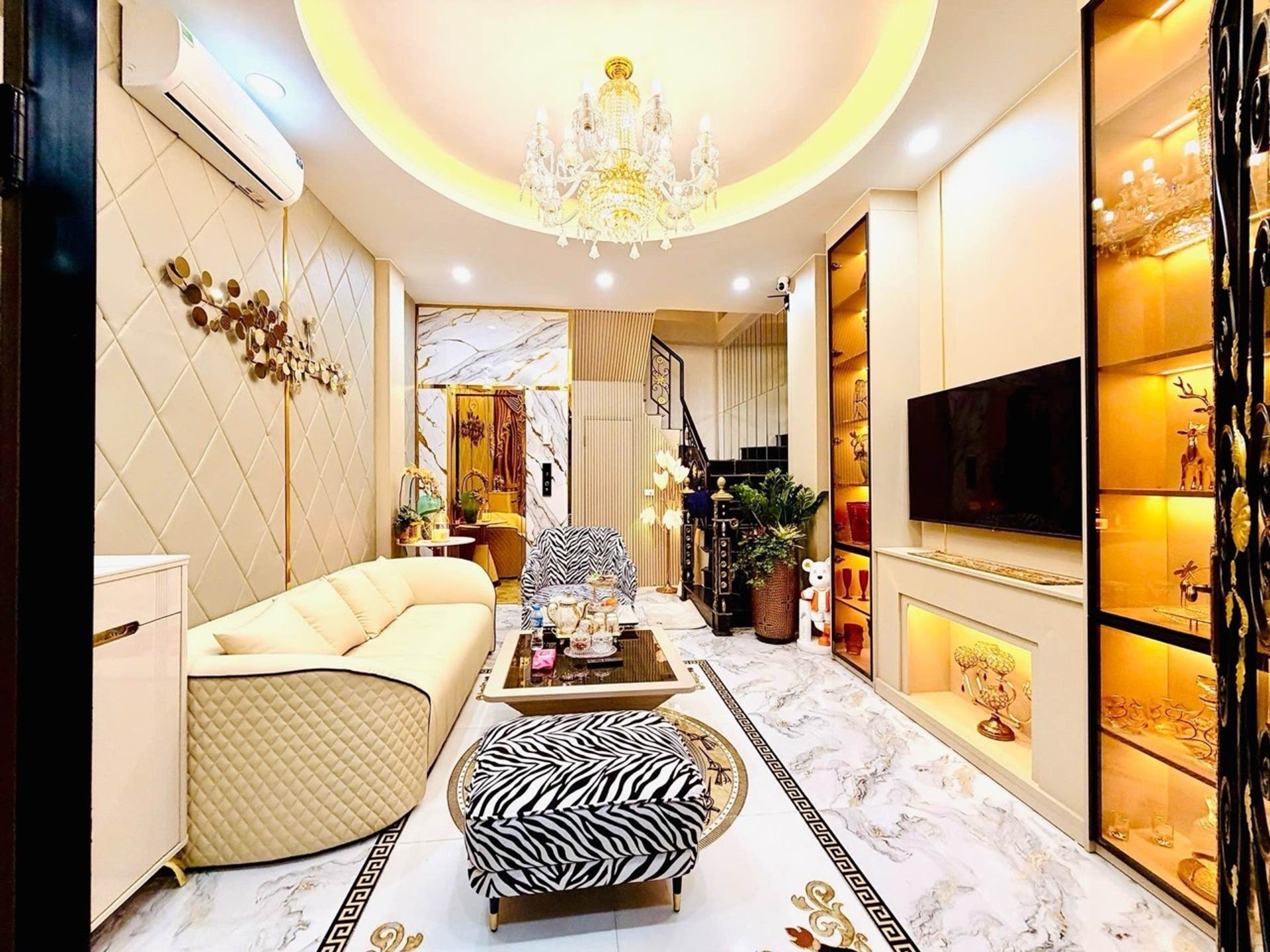 Bán nhà Hoàng Mai - diện tích 31m2 8 tầng - Thang máy, nội thất xịn sò - giá 9,5 tỷ