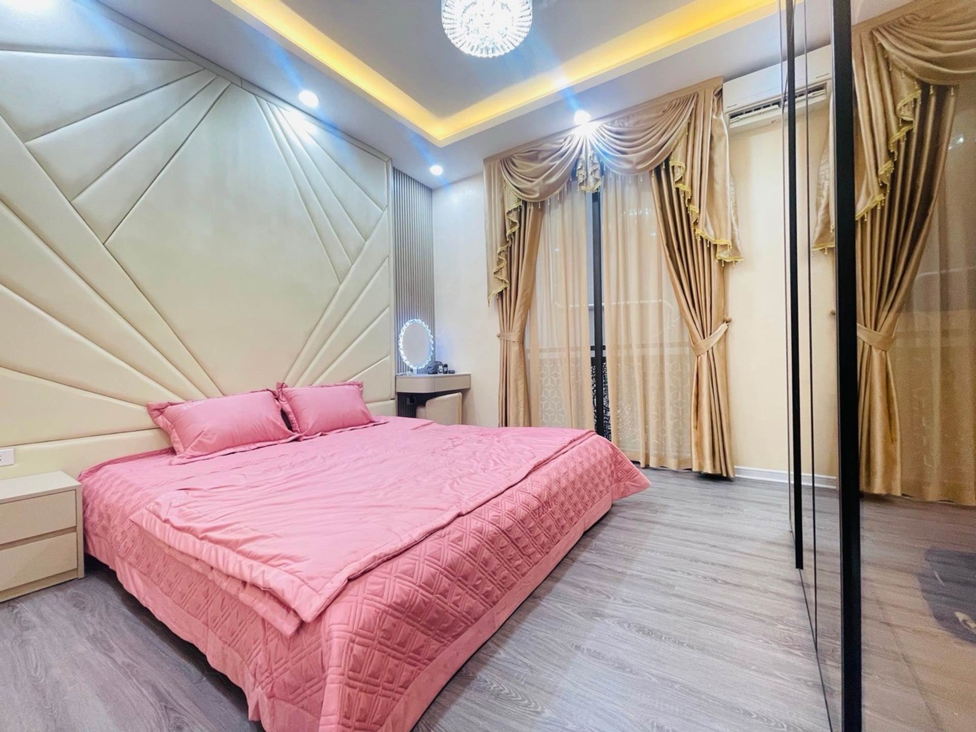 Bán nhà Hoàng Mai - diện tích 31m2 8 tầng - Thang máy, nội thất xịn sò - giá 9,5 tỷ