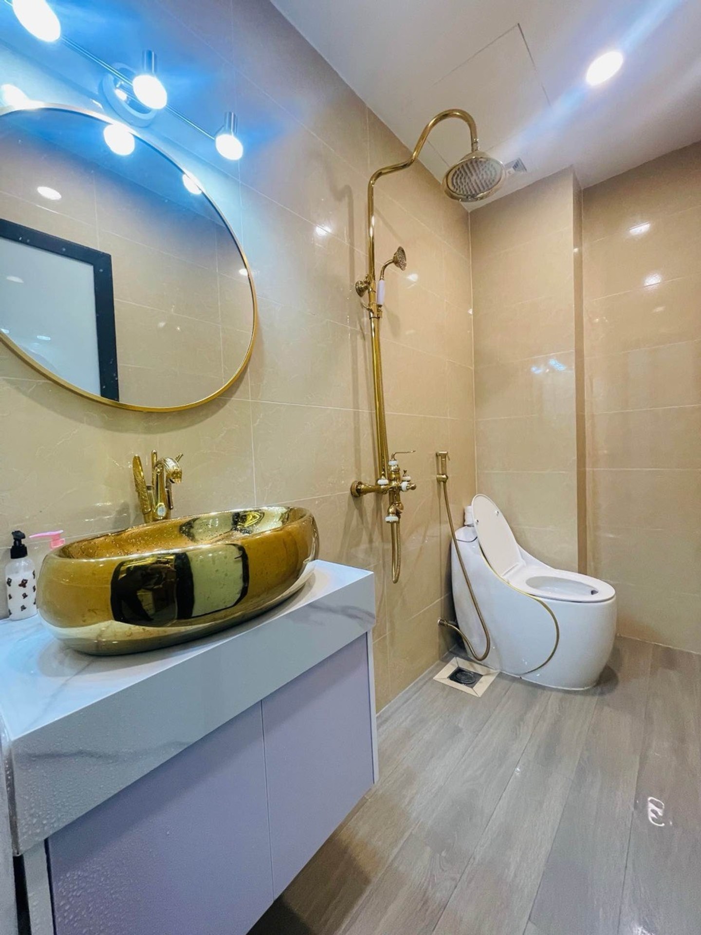 Bán nhà Hoàng Mai - diện tích 31m2 8 tầng - Thang máy, nội thất xịn sò - giá 9,5 tỷ