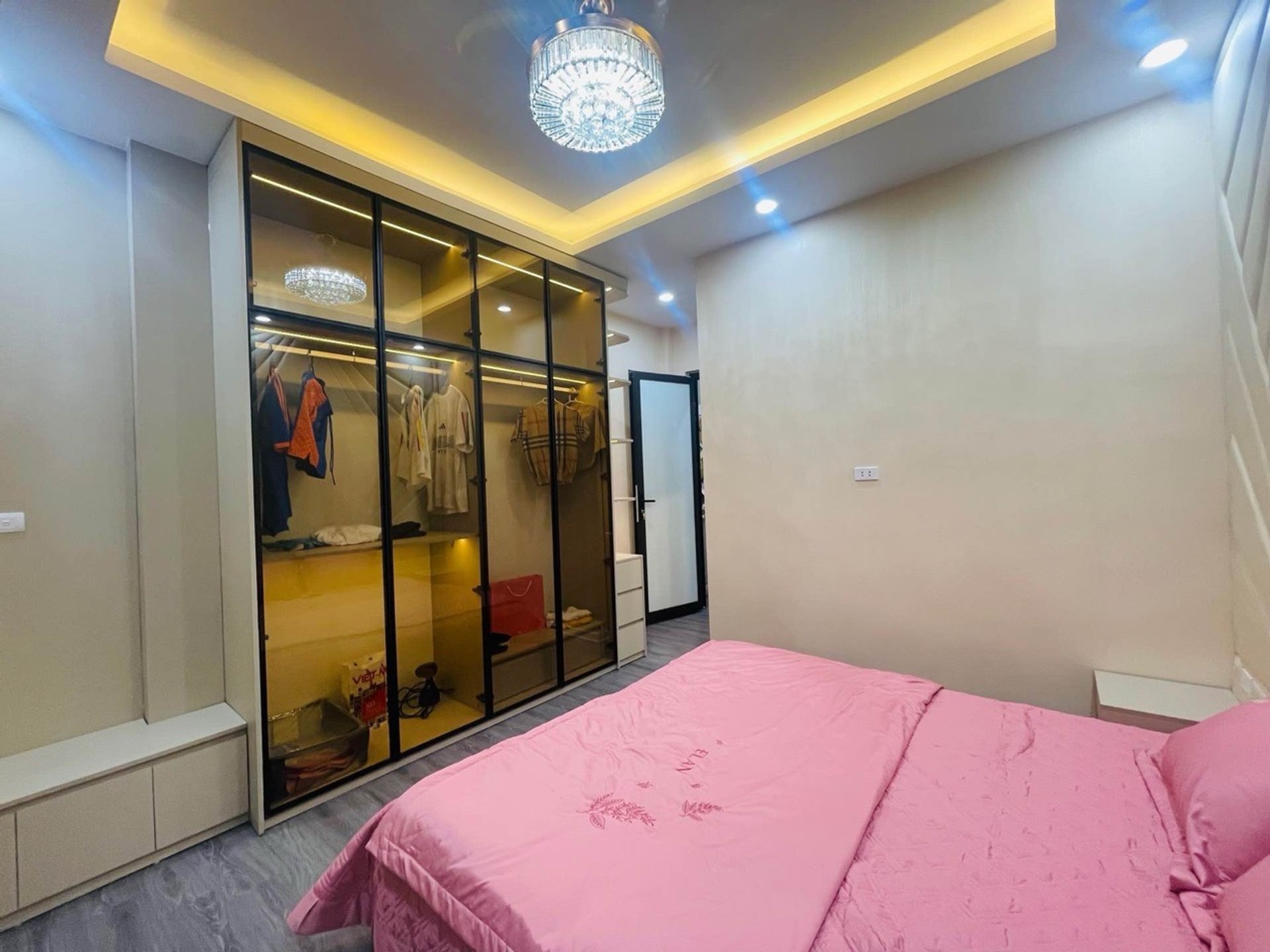 Bán nhà Hoàng Mai - diện tích 31m2 8 tầng - Thang máy, nội thất xịn sò - giá 9,5 tỷ