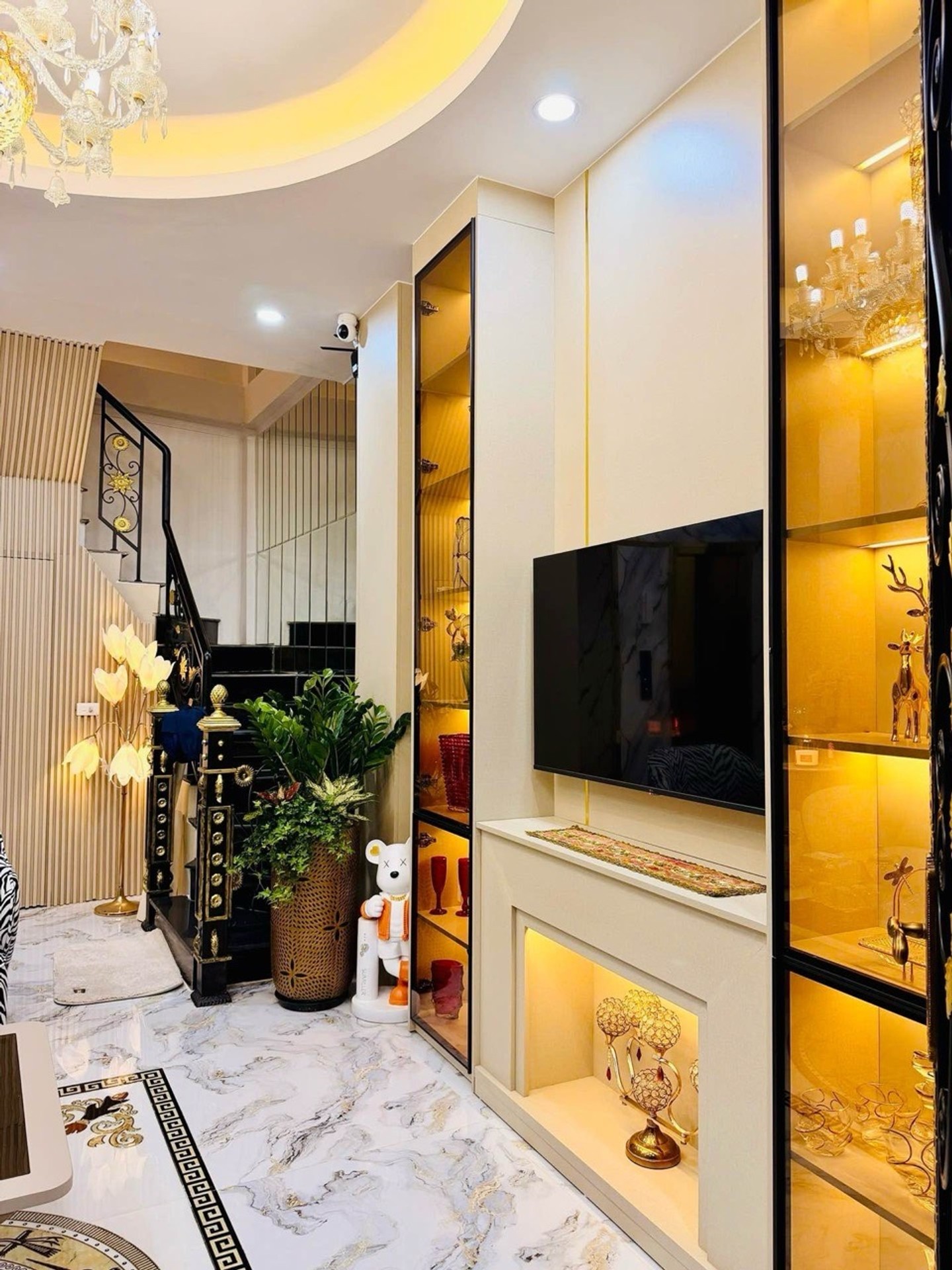 Bán nhà Hoàng Mai - diện tích 31m2 8 tầng - Thang máy, nội thất xịn sò - giá 9,5 tỷ