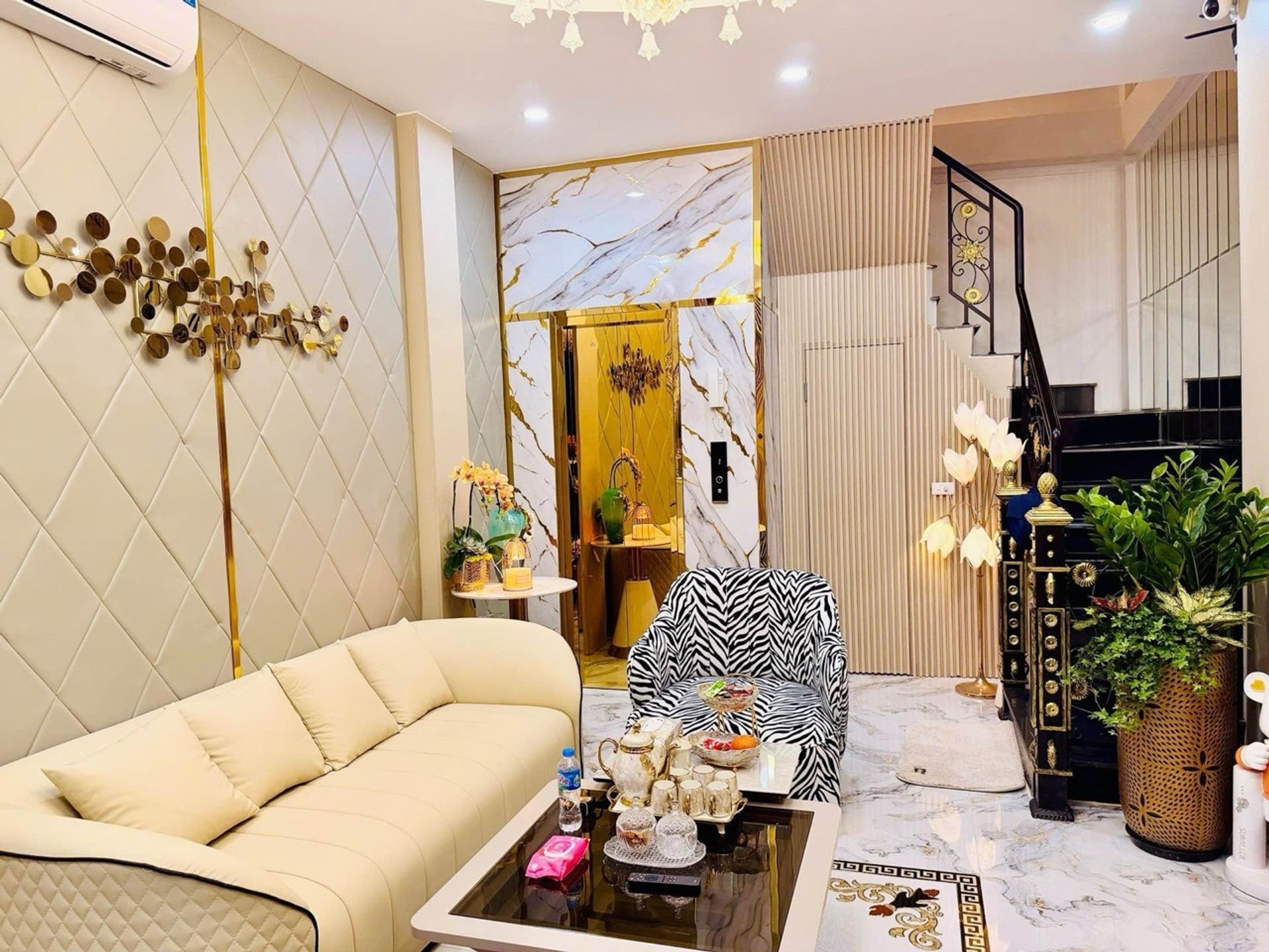 Bán nhà Hoàng Mai - diện tích 31m2 8 tầng - Thang máy, nội thất xịn sò - giá 9,5 tỷ
