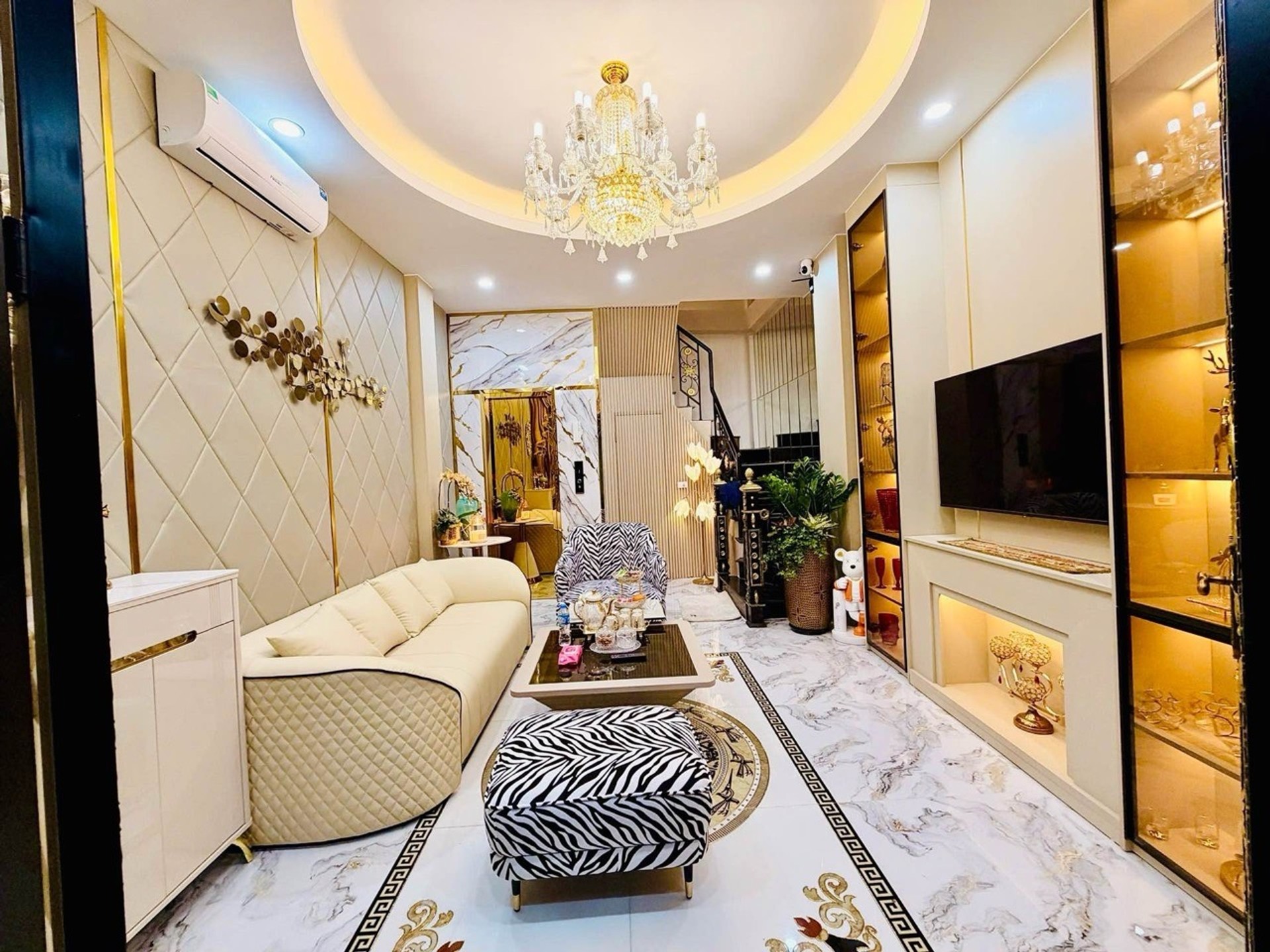 Bán nhà Hoàng Mai - diện tích 31m2 8 tầng - Thang máy, nội thất xịn sò - giá 9,5 tỷ