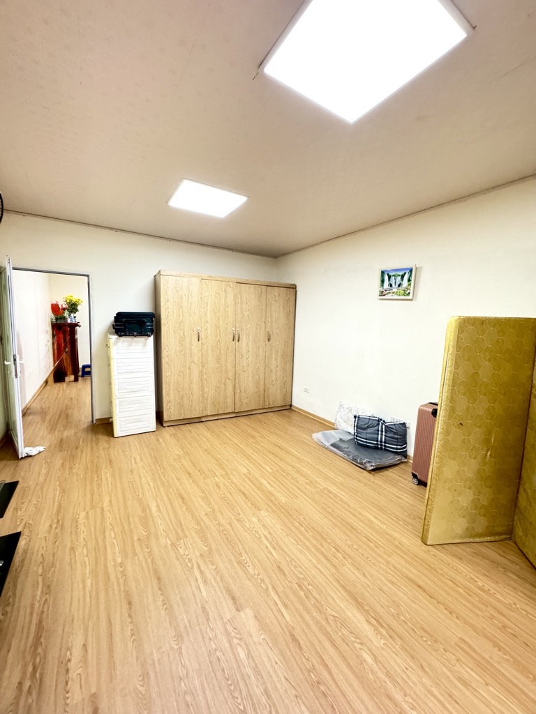 Bán nhà Nguyễn Chính - diện tích 40m2 2 tầng - ô tô đỗ cửa - giá 2,5 tỷ