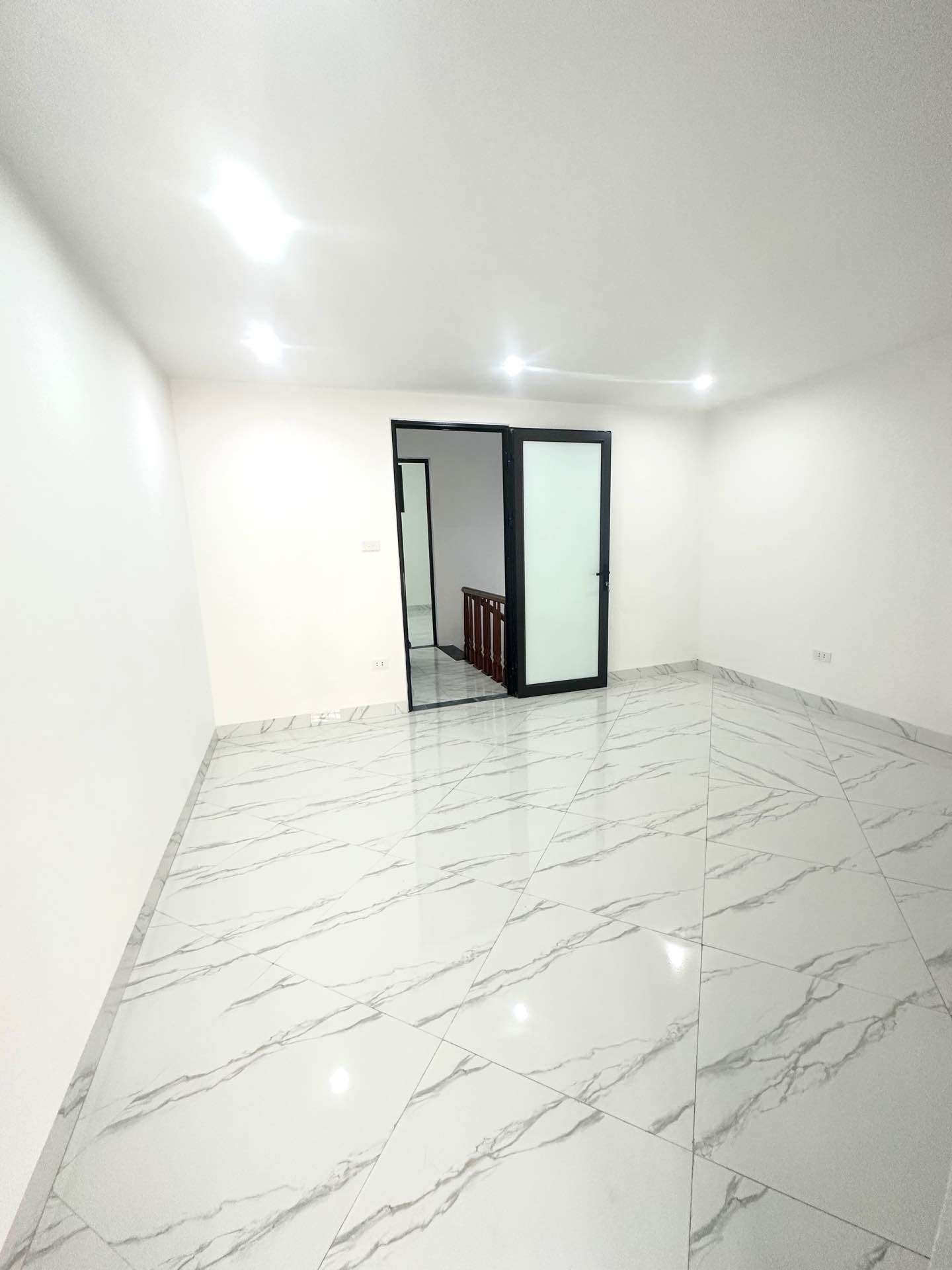 Bán nhà Vĩnh Hưng - diện tích 36m2 2 tầng - ô tô tránh - giá 2,8 tỷ