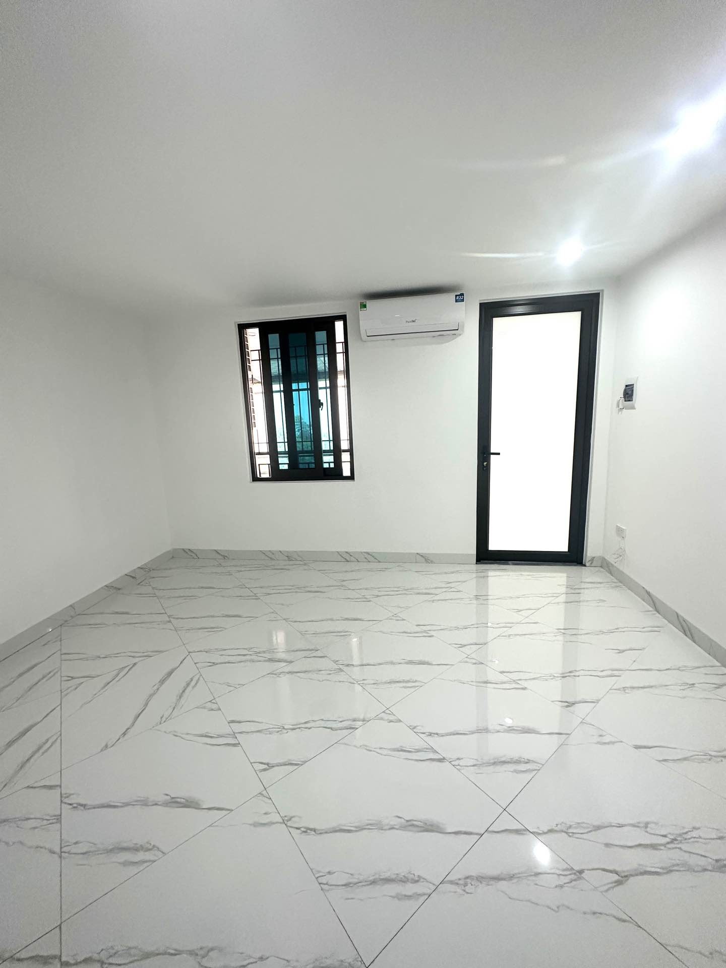 Bán nhà Vĩnh Hưng - diện tích 36m2 2 tầng - ô tô tránh - giá 2,8 tỷ