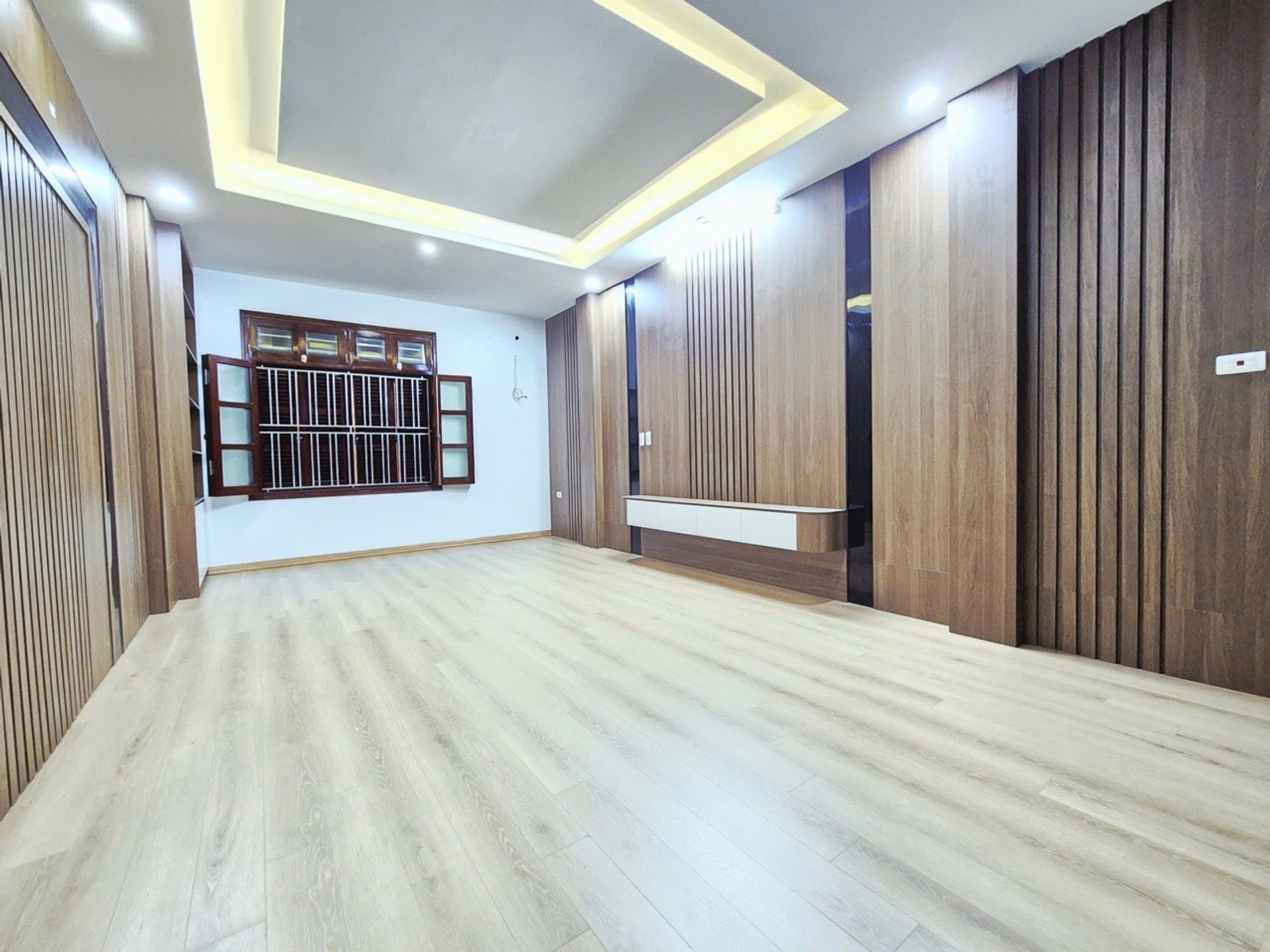 Bán nhà Tựu Liệt - diện tích 52m2 5 tầng - Ô tô đỗ trong nhà - giá 11,9 tỷ