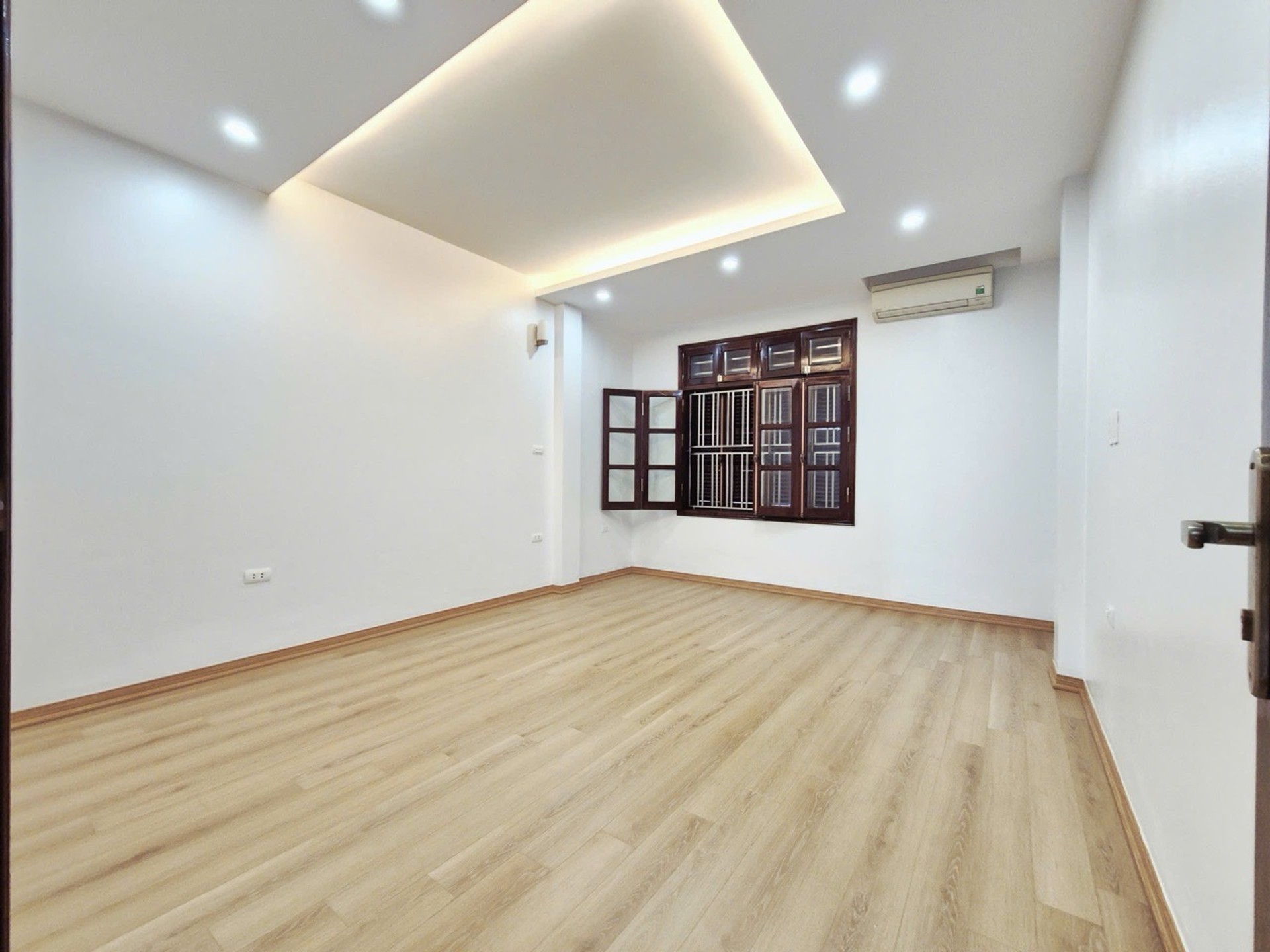 Bán nhà Tựu Liệt - diện tích 52m2 5 tầng - Ô tô đỗ trong nhà - giá 11,9 tỷ
