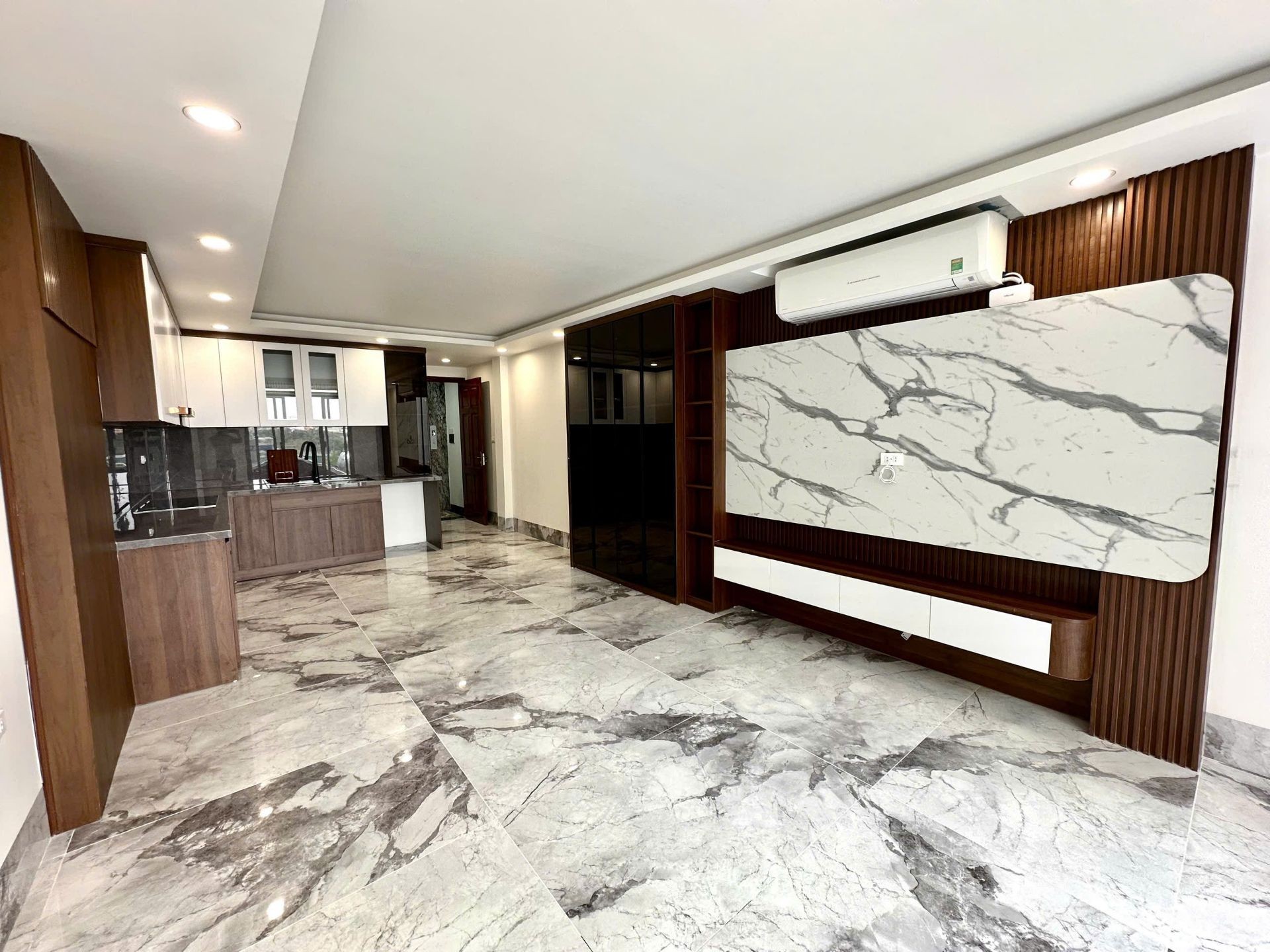 Bán nhà Lương Khánh Thiện - diện tích 51.8m2 7 tầng - Ô TÔ VÀO NHÀ - giá 26,8 tỷ