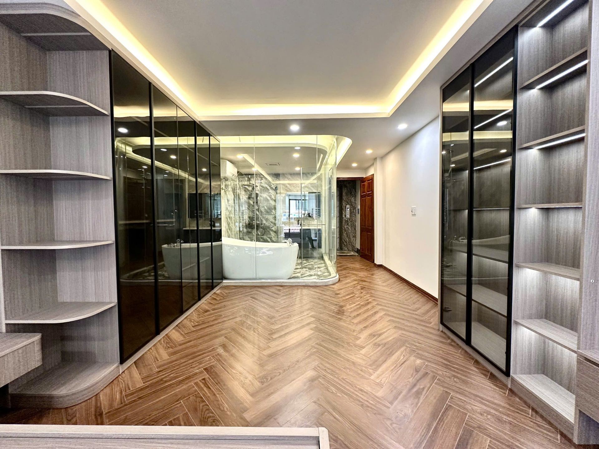 Bán nhà Lương Khánh Thiện - diện tích 51.8m2 7 tầng - Ô TÔ VÀO NHÀ - giá 26,8 tỷ