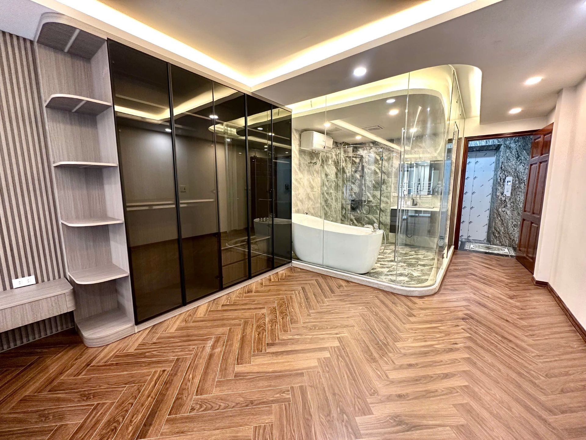 Bán nhà Lương Khánh Thiện - diện tích 51.8m2 7 tầng - Ô TÔ VÀO NHÀ - giá 26,8 tỷ