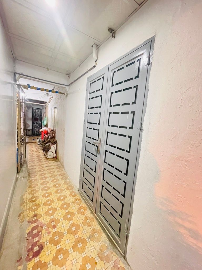Bán nhà Quỳnh Mai - diện tích 70m2 3 tầng - Ô TÔ ĐỖ CẦU THANG - giá 3,8 tỷ