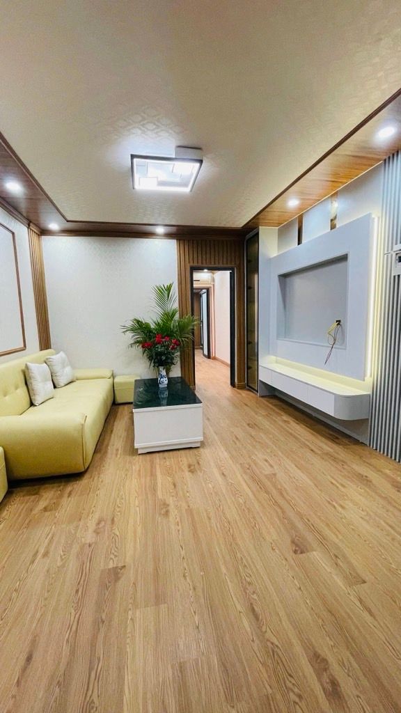 Bán nhà Quỳnh Mai - diện tích 70m2 3 tầng - Ô TÔ ĐỖ CẦU THANG - giá 3,8 tỷ