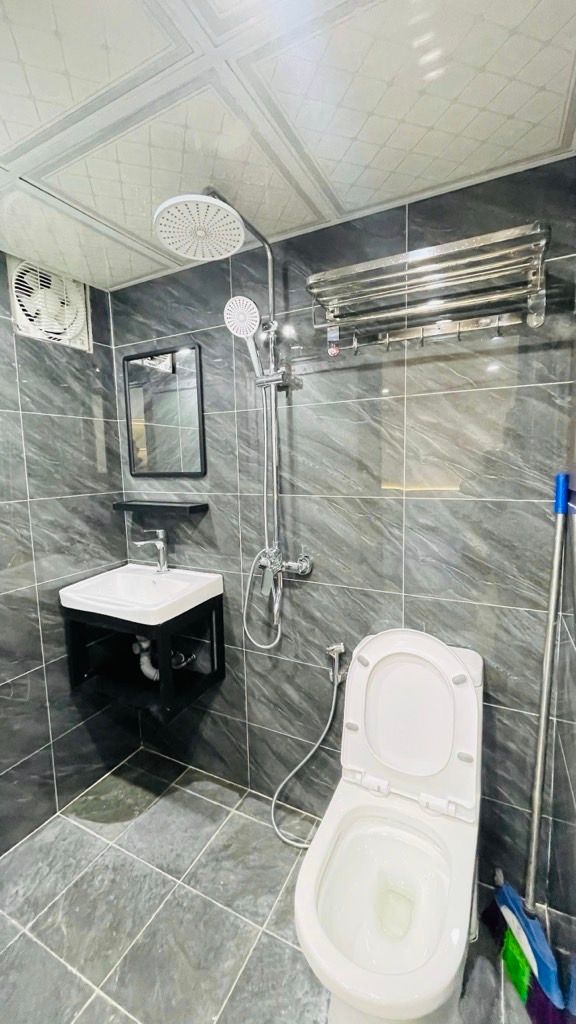 Bán nhà Quỳnh Mai - diện tích 70m2 3 tầng - Ô TÔ ĐỖ CẦU THANG - giá 3,8 tỷ