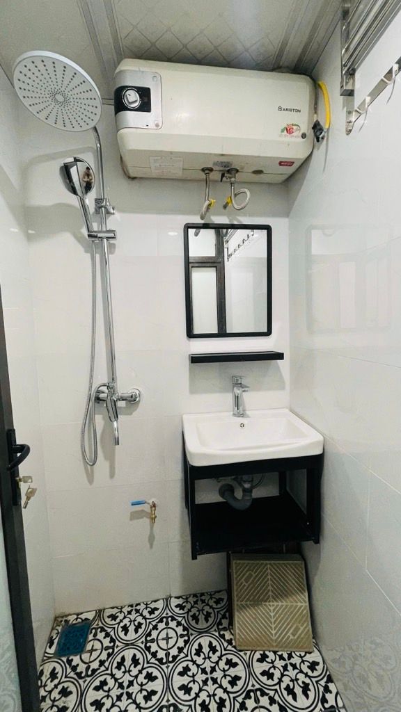 Bán nhà Quỳnh Mai - diện tích 70m2 3 tầng - Ô TÔ ĐỖ CẦU THANG - giá 3,8 tỷ