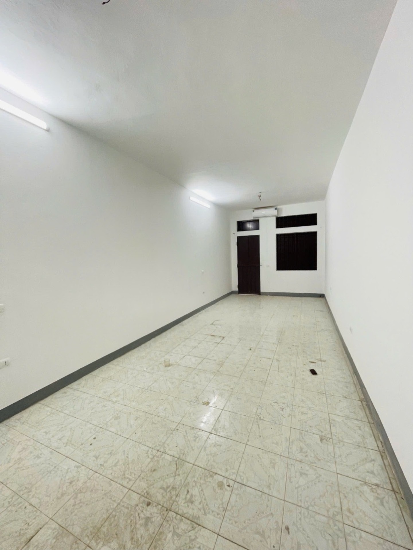 Bán nhà Kim Ngưu - diện tích 74m2 4 tầng - Ngõ rộng, ô tô đỗ trước nhà - giá 22 tỷ