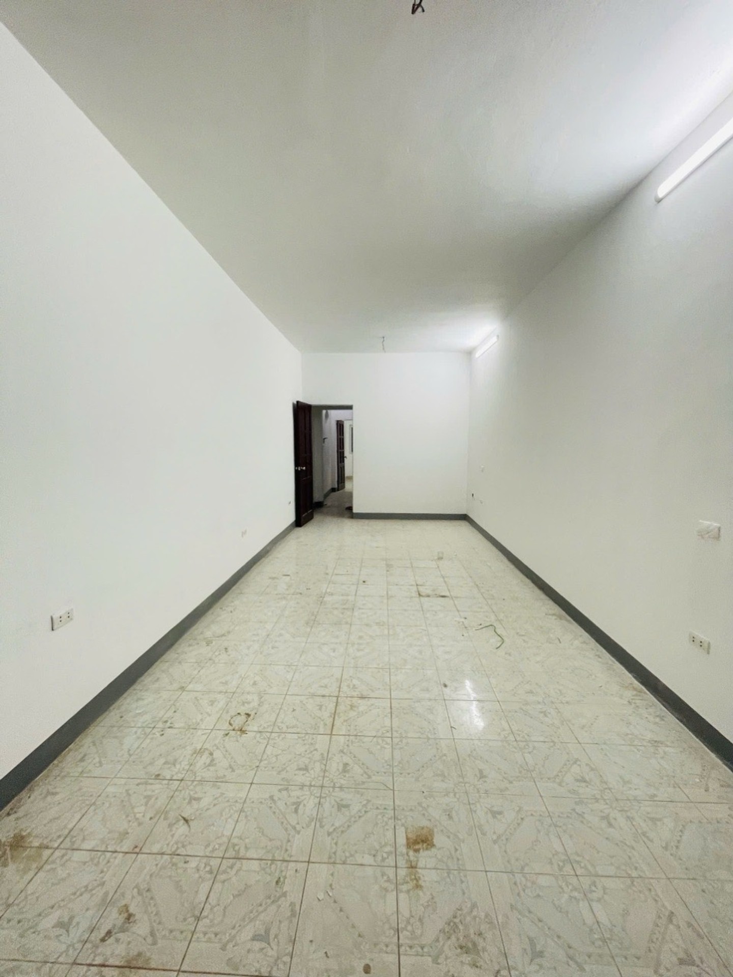 Bán nhà Kim Ngưu - diện tích 74m2 4 tầng - Ngõ rộng, ô tô đỗ trước nhà - giá 22 tỷ