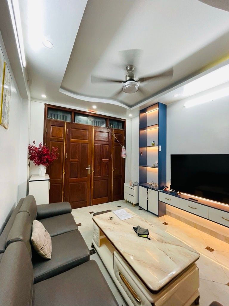 Bán nhà Định Công Thượng - diện tích 30m2 5 tầng - Ô TÔ CÁCH 15m - giá 7,6 tỷ