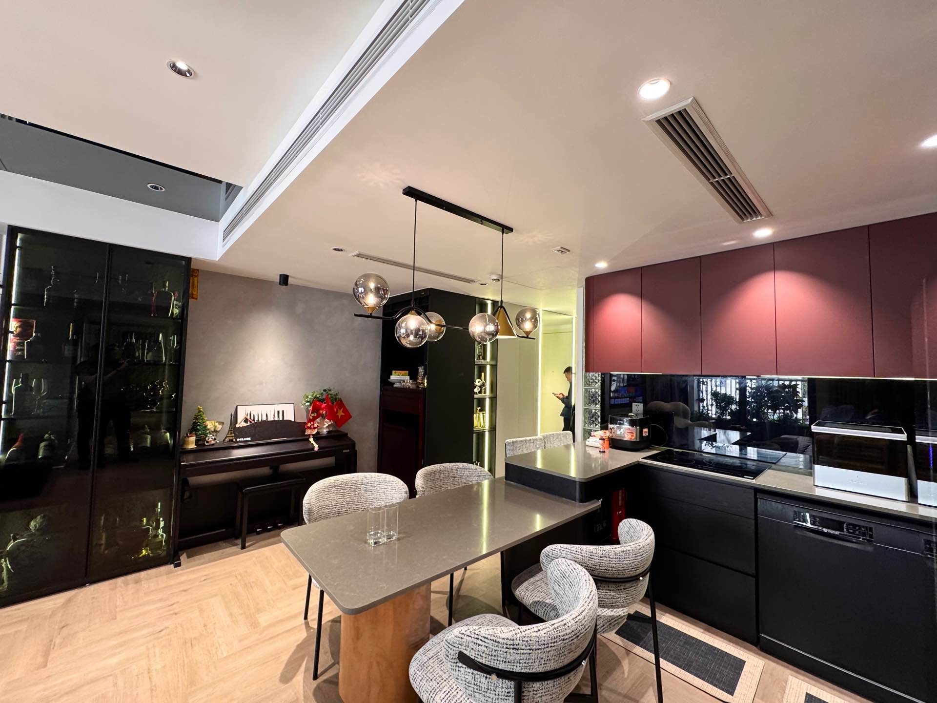 Bán nhà Linh Đàm - diện tích 96m2 17 tầng - Lô góc, view hồ - giá 10,5 tỷ
