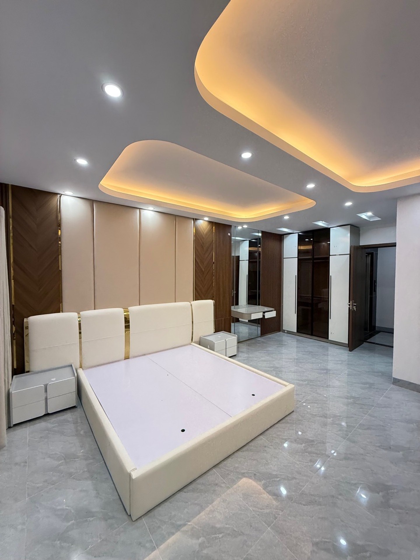 Bán nhà Hai Bà Trưng - diện tích 42m2 6 tầng - Lô góc, thang máy - giá 15,2 tỷ