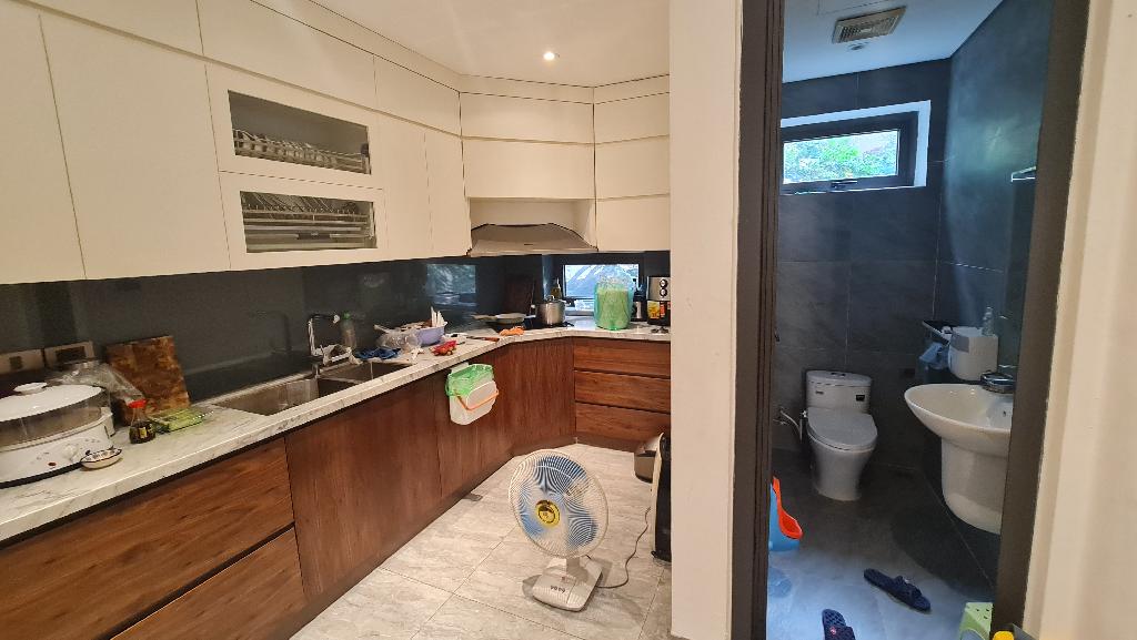 Bán nhà Chùa Láng - diện tích 122m2 5 tầng - Nhà mới xây, sân vườn - giá 41,5 tỷ