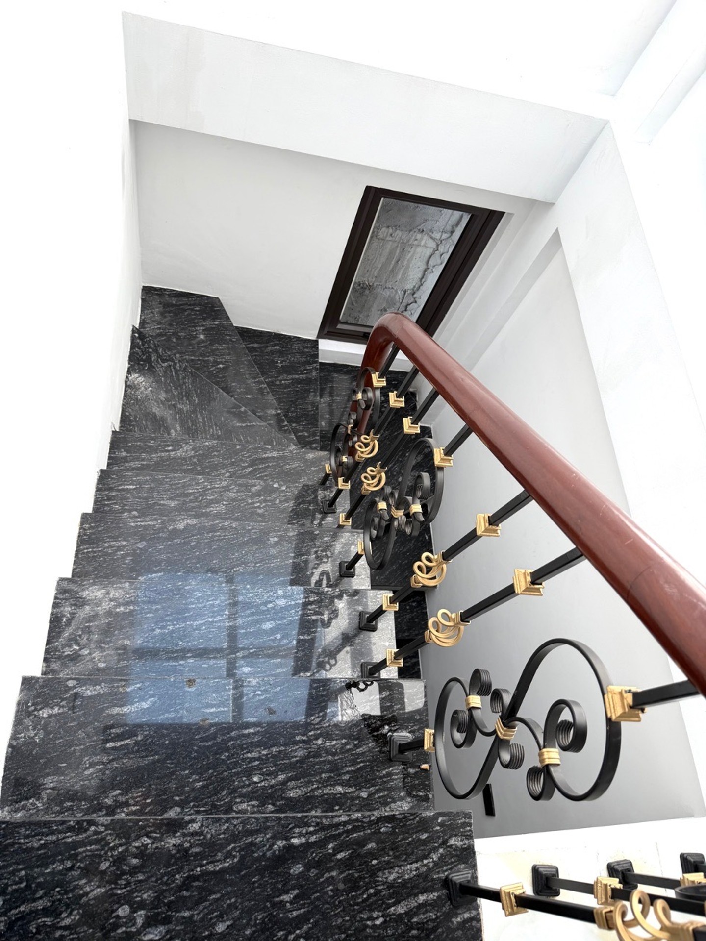 Bán nhà Đại Từ - diện tích 33m2 6 tầng - Thang máy, ô tô vào trong nhà - giá 10,5 tỷ