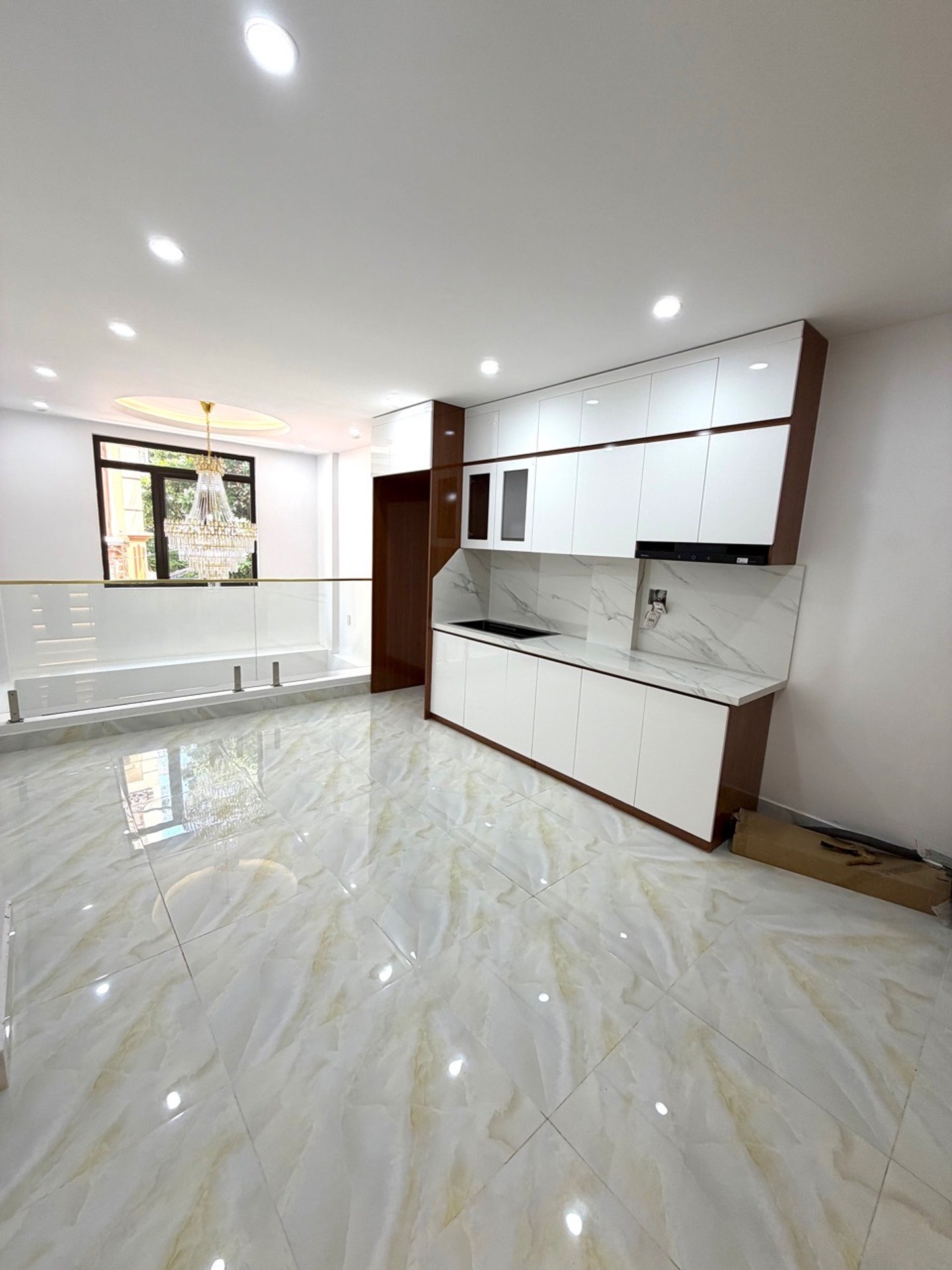 Bán nhà Đại Từ - diện tích 33m2 6 tầng - Thang máy, ô tô vào trong nhà - giá 10,5 tỷ