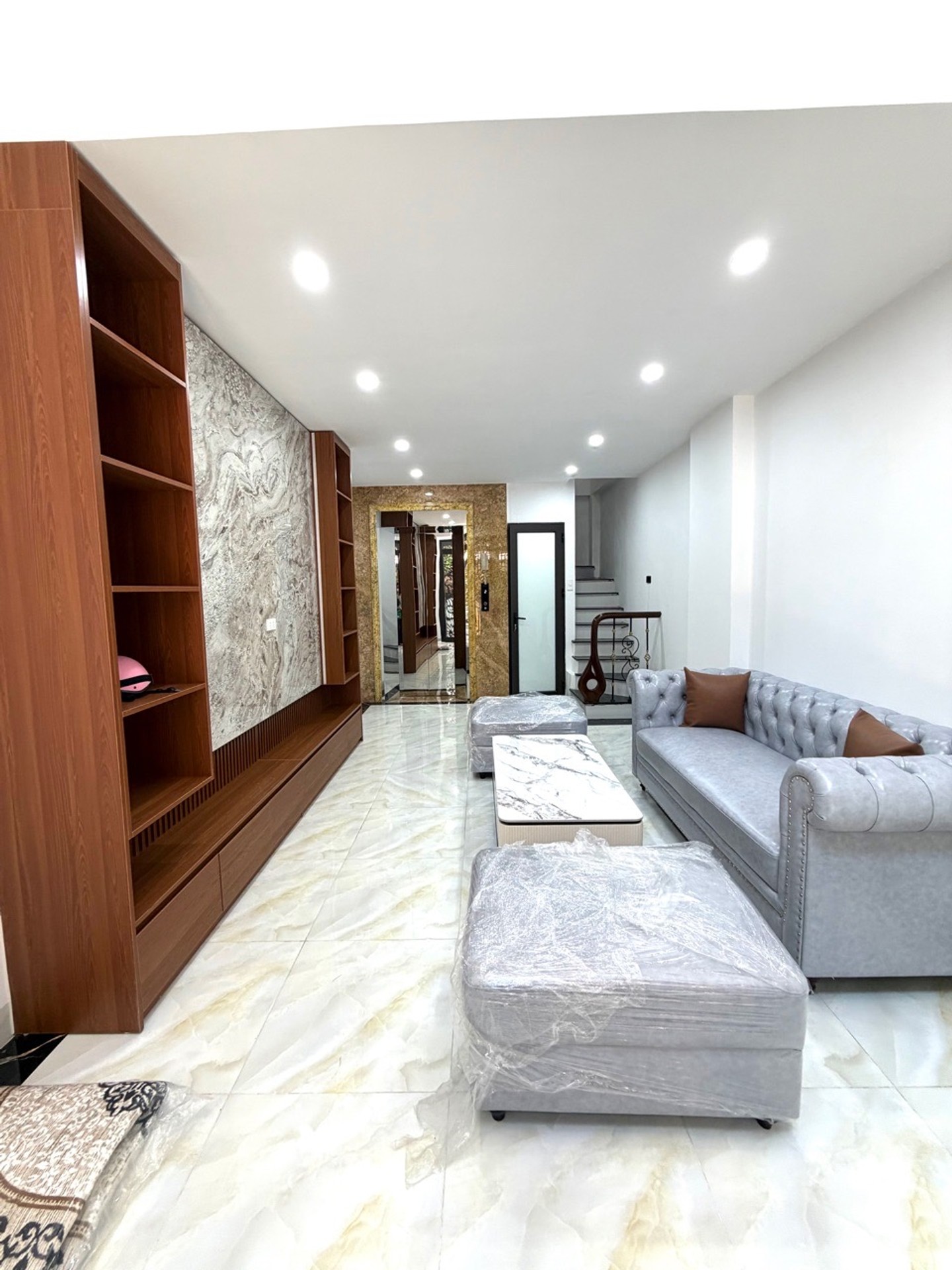 Bán nhà Đại Từ - diện tích 33m2 6 tầng - Thang máy, ô tô vào trong nhà - giá 10,5 tỷ