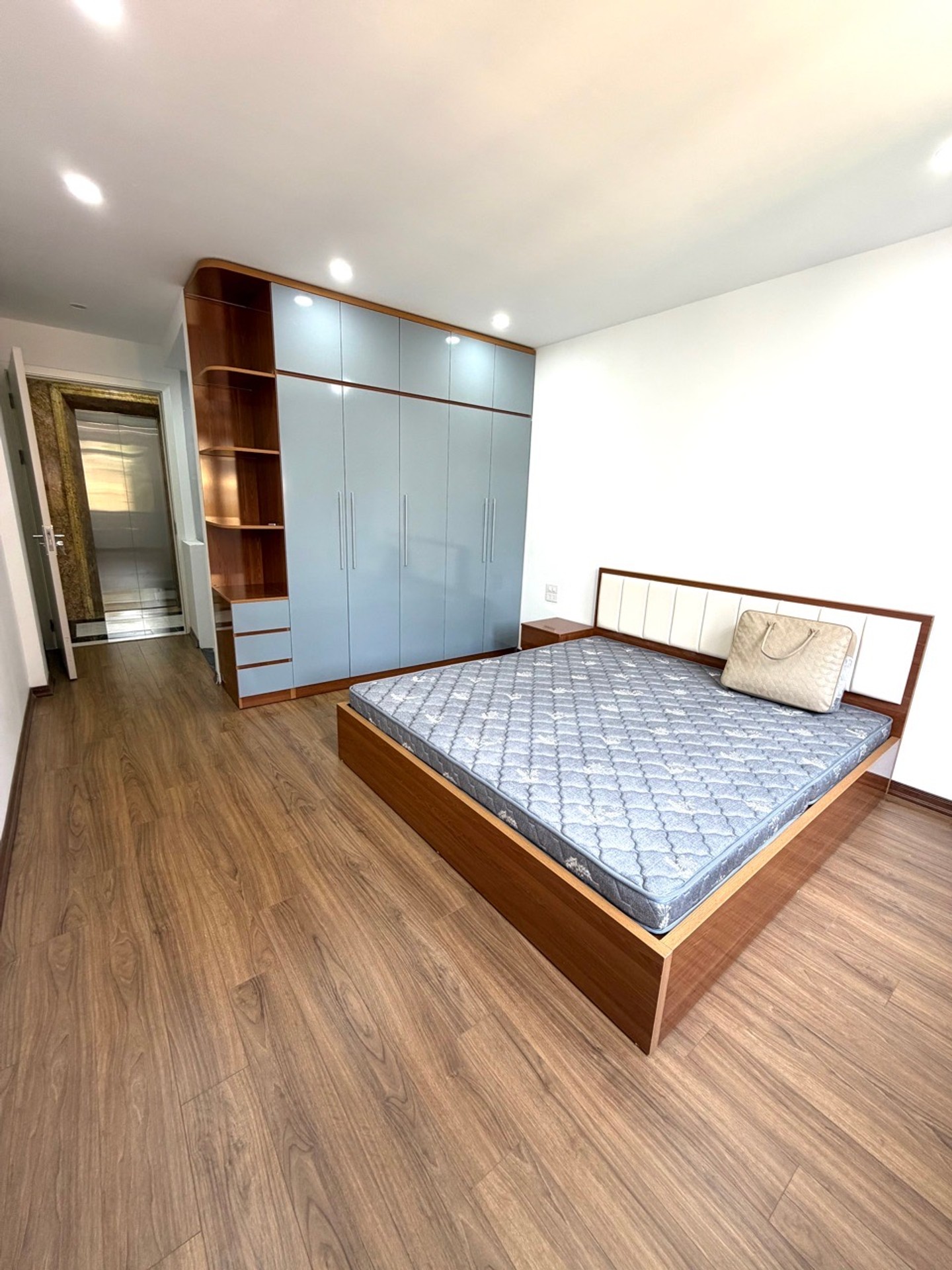 Bán nhà Đại Từ - diện tích 33m2 6 tầng - Thang máy, ô tô vào trong nhà - giá 10,5 tỷ