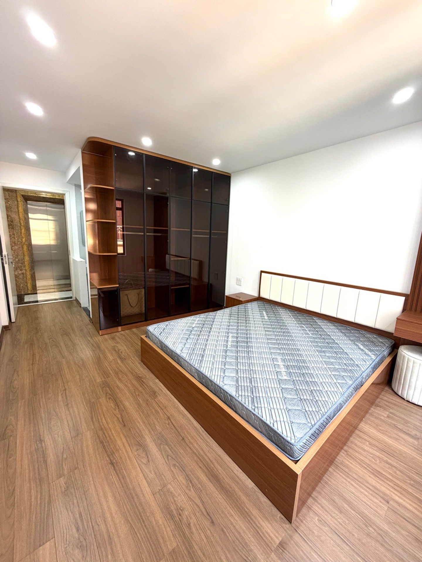Bán nhà Đại Từ - diện tích 33m2 6 tầng - Thang máy, ô tô vào trong nhà - giá 10,5 tỷ