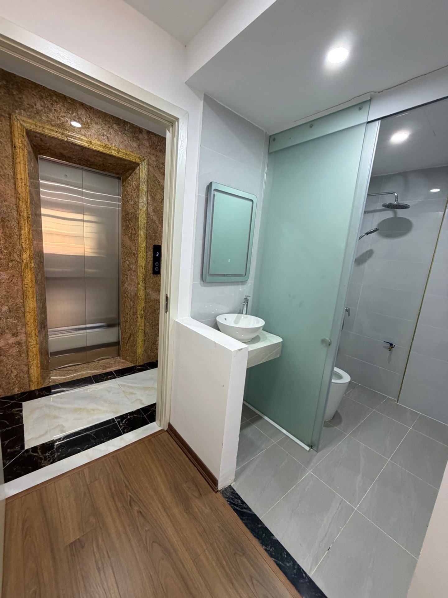 Bán nhà Đại Từ - diện tích 33m2 6 tầng - Thang máy, ô tô vào trong nhà - giá 10,5 tỷ
