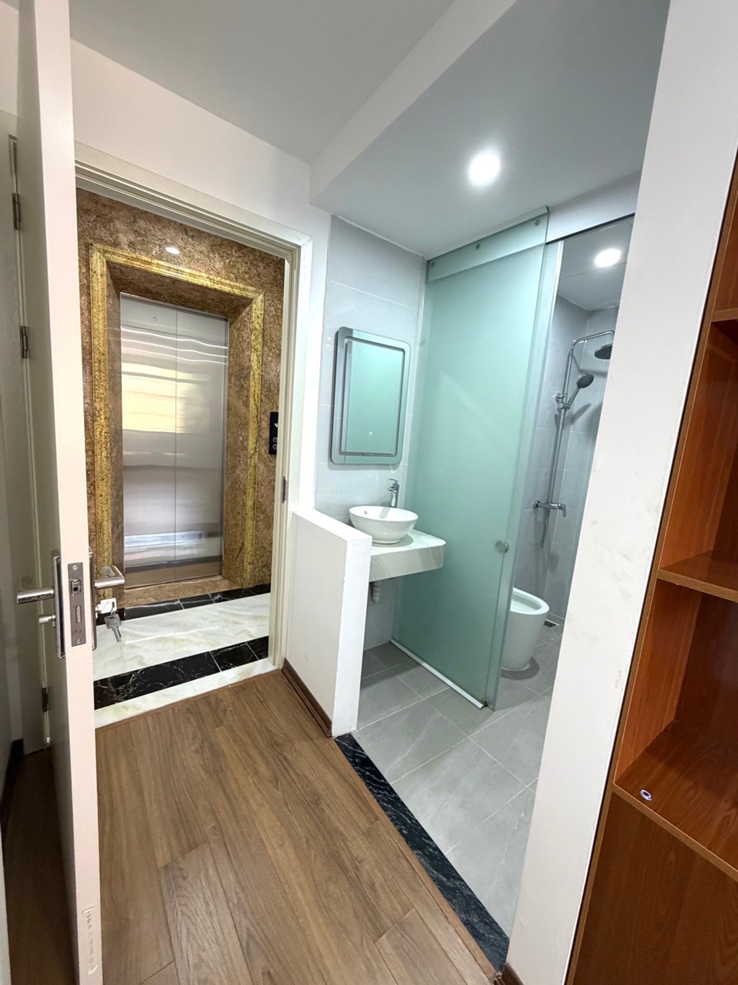 Bán nhà Đại Từ - diện tích 33m2 6 tầng - Thang máy, ô tô vào trong nhà - giá 10,5 tỷ
