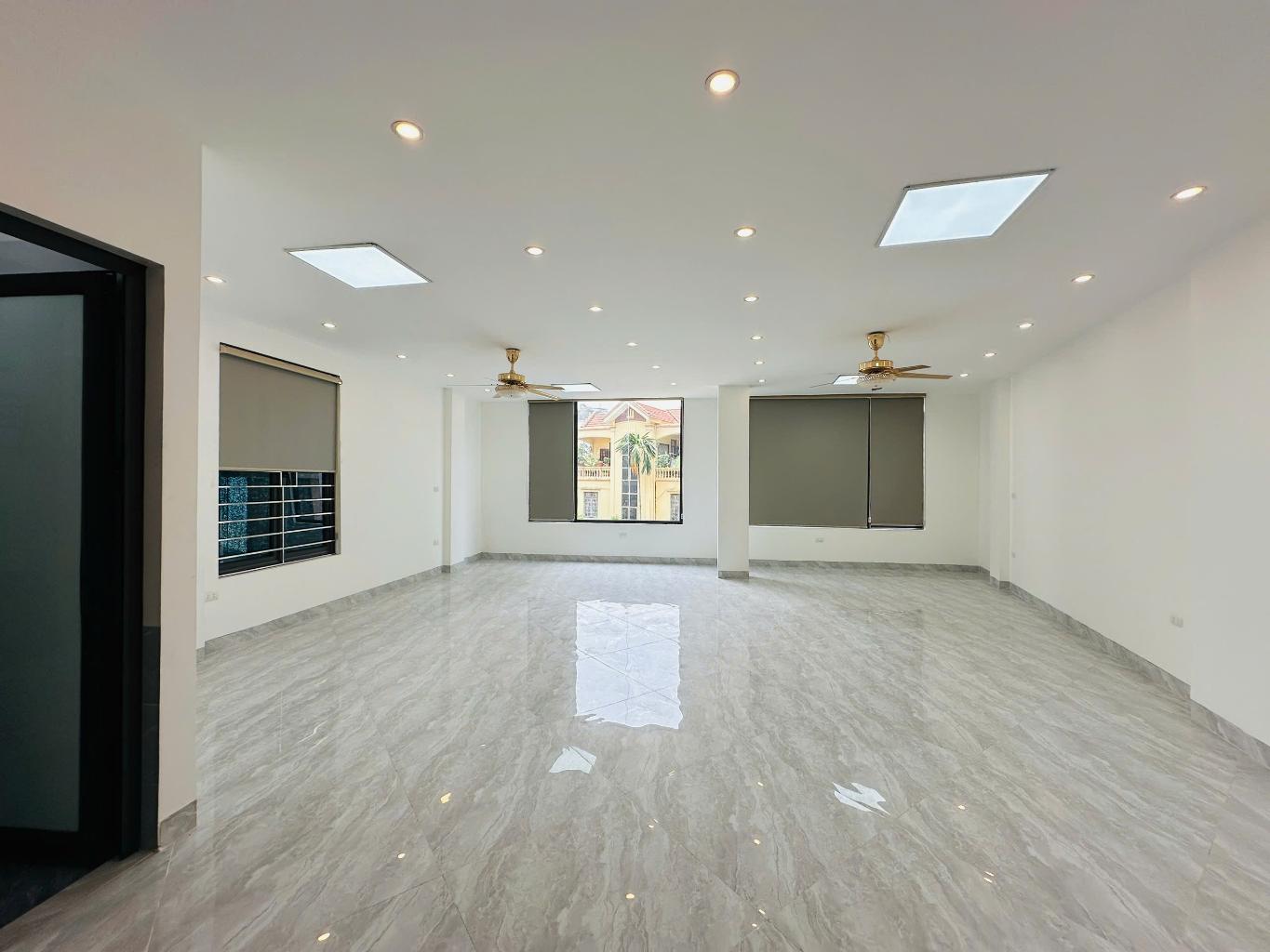 Bán nhà Hoàng Mai - diện tích 81m2 7 tầng - Ô TÔ TRÁNH - giá 34 tỷ