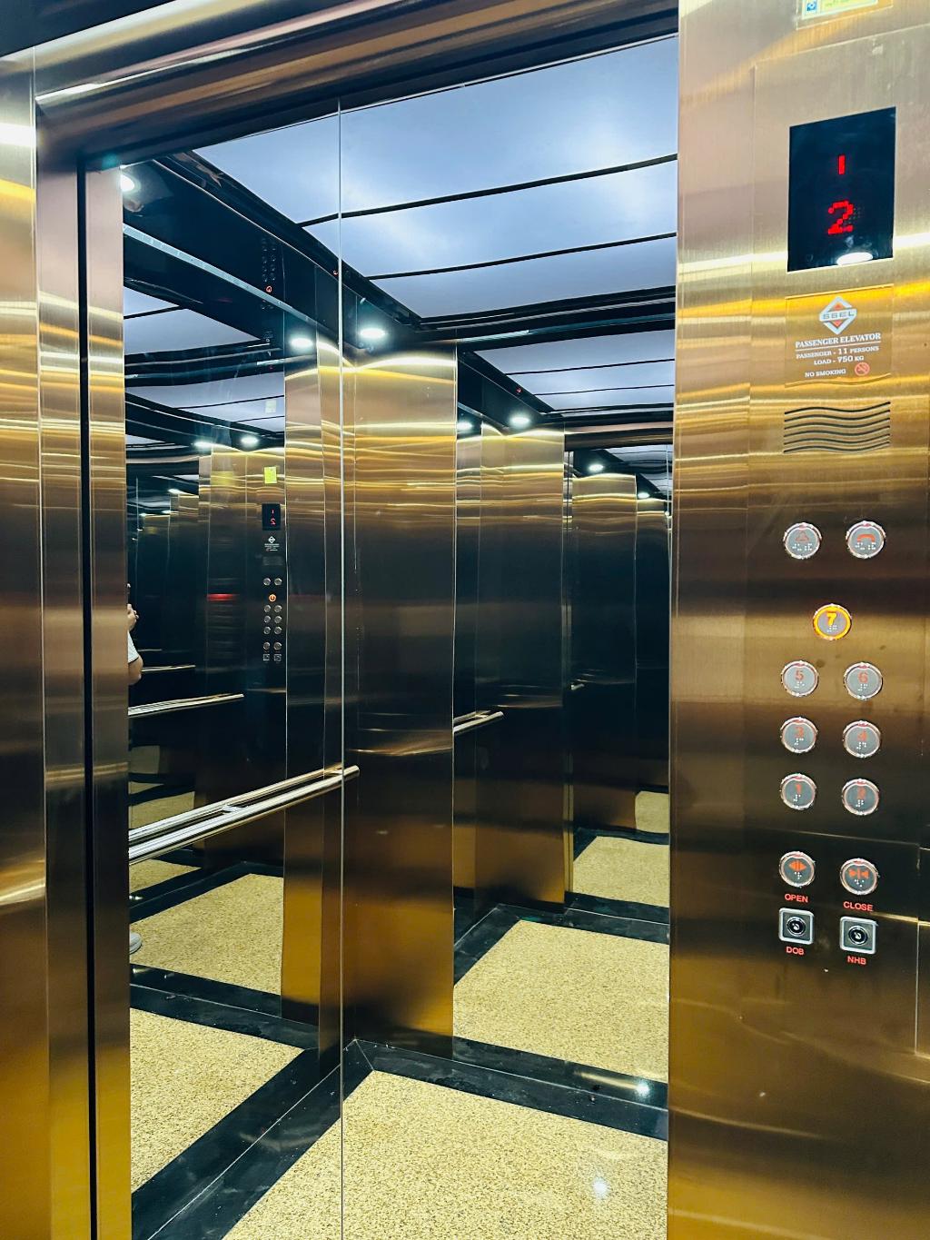 Bán nhà Hoàng Mai - diện tích 81m2 7 tầng - Ô TÔ TRÁNH - giá 34 tỷ