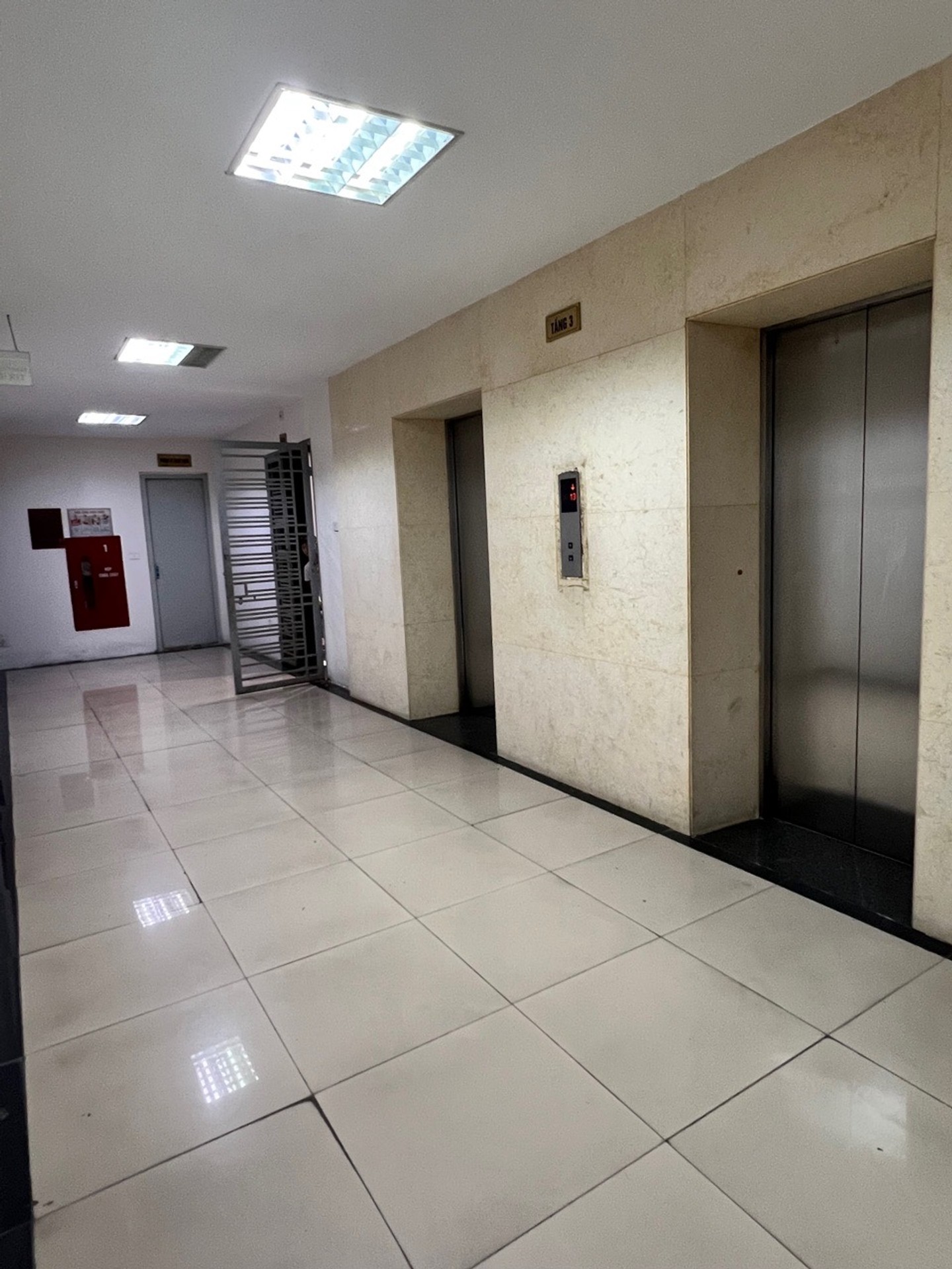 Bán nhà Lạc Trung - diện tích 116m2 3 tầng - Chung cư lô góc mặt phố - giá 9,1 tỷ