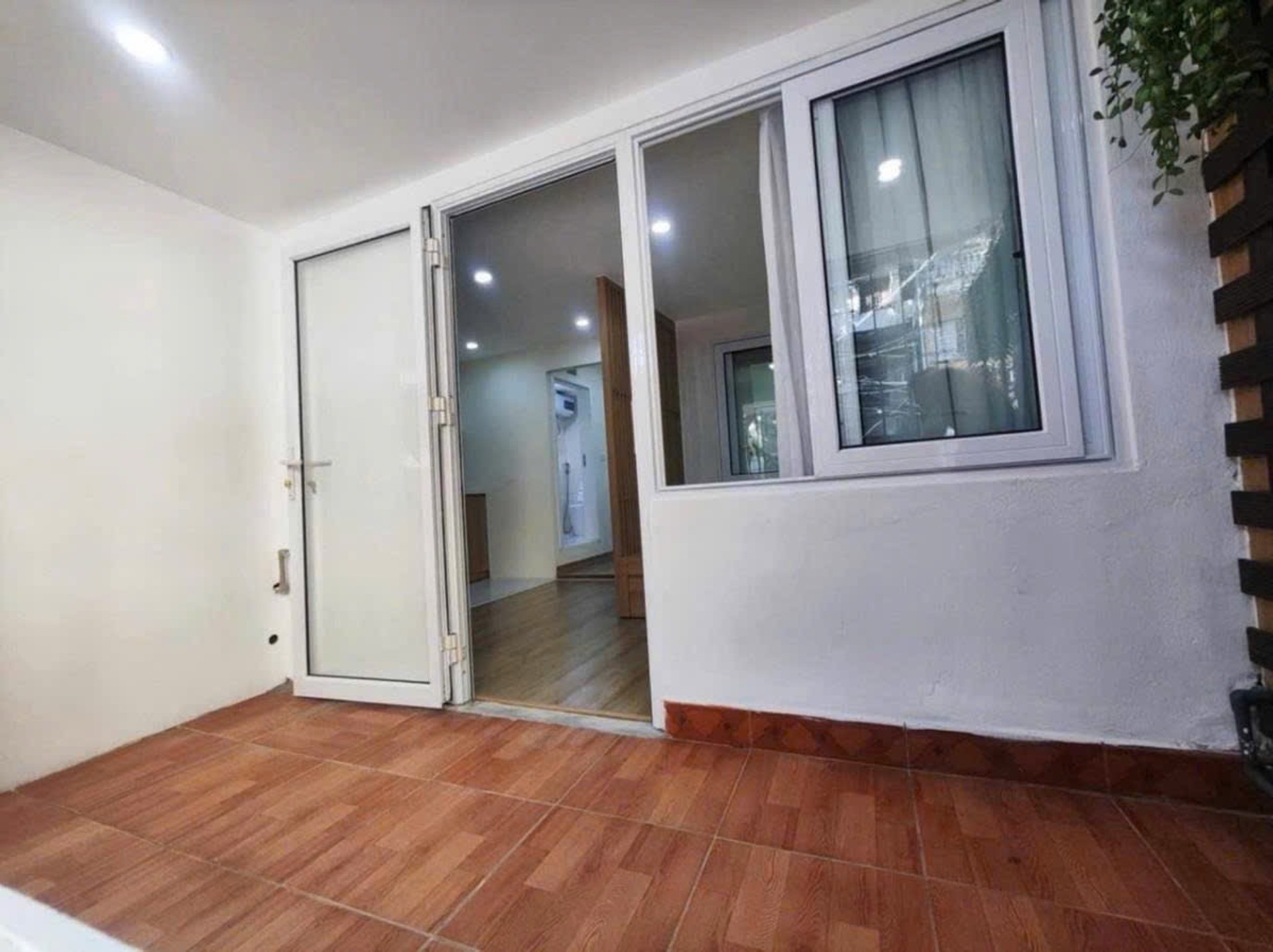 Bán nhà Nguyên Hồng - diện tích 120m2 2 tầng - Ô TÔ CHẠY VÒNG QUANH NHÀ - giá 5,5 tỷ