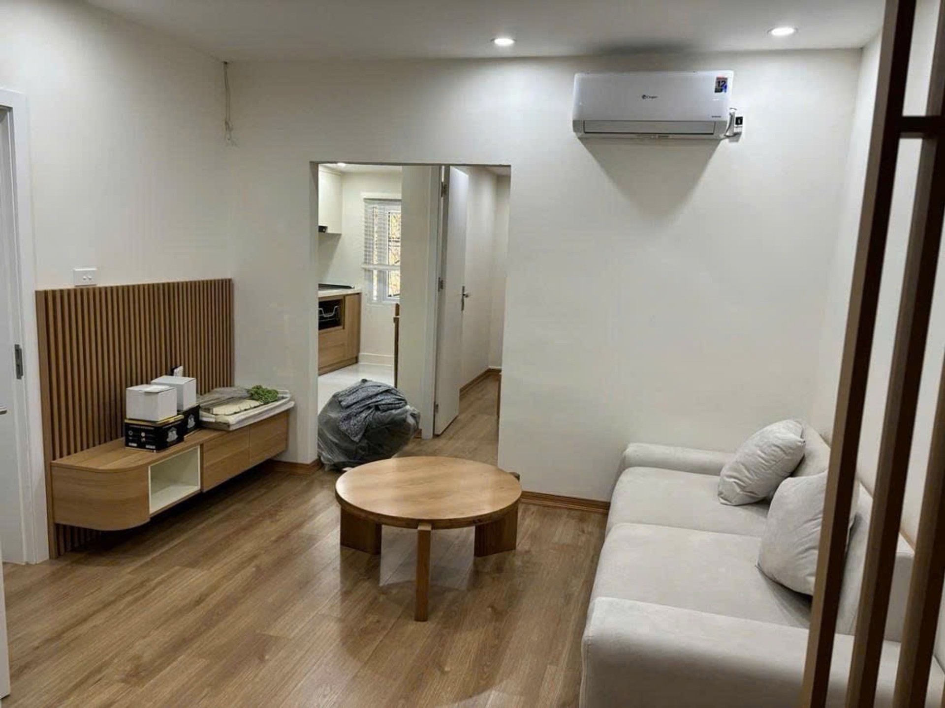 Bán nhà Nguyên Hồng - diện tích 120m2 2 tầng - Ô TÔ CHẠY VÒNG QUANH NHÀ - giá 5,5 tỷ