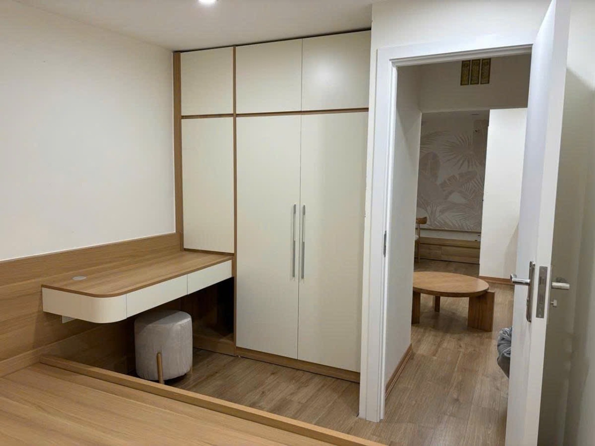 Bán nhà Nguyên Hồng - diện tích 120m2 2 tầng - Ô TÔ CHẠY VÒNG QUANH NHÀ - giá 5,5 tỷ