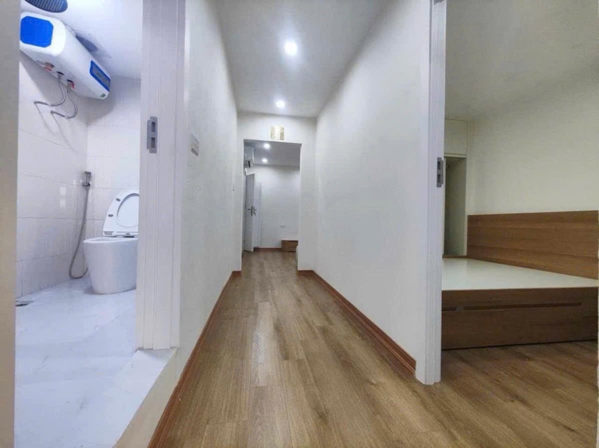 Bán nhà Nguyên Hồng - diện tích 120m2 2 tầng - Ô TÔ CHẠY VÒNG QUANH NHÀ - giá 5,5 tỷ
