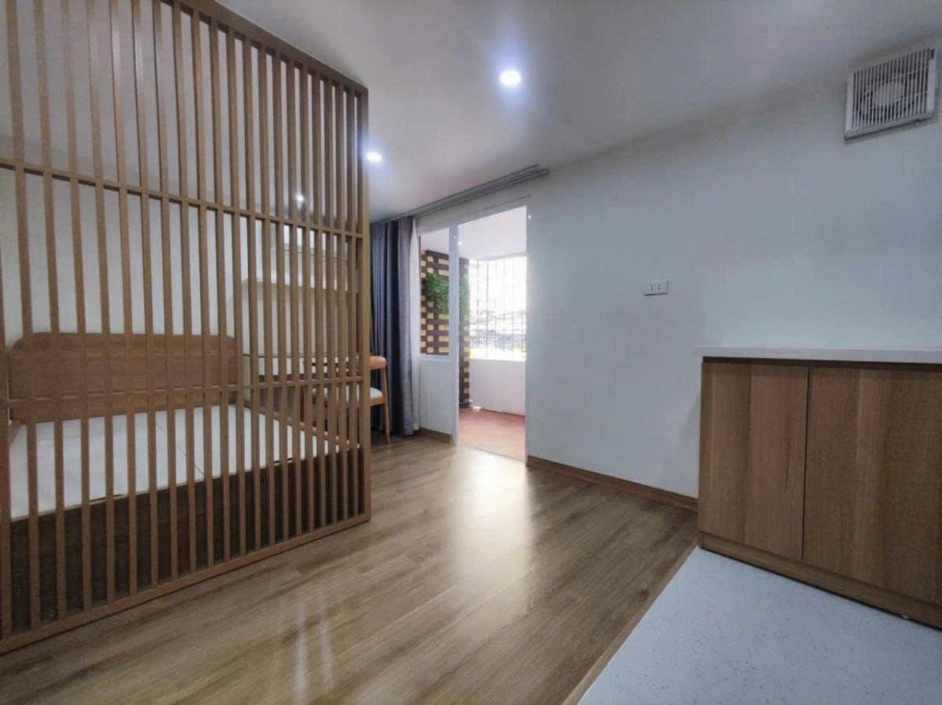 Bán nhà Nguyên Hồng - diện tích 120m2 2 tầng - Ô TÔ CHẠY VÒNG QUANH NHÀ - giá 5,5 tỷ