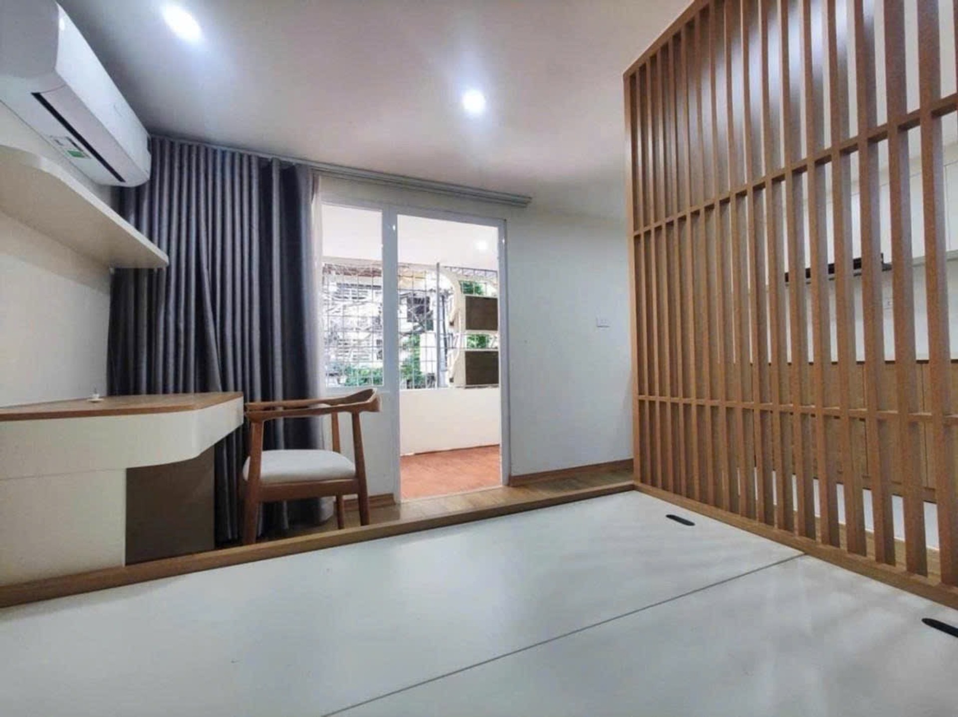 Bán nhà Nguyên Hồng - diện tích 120m2 2 tầng - Ô TÔ CHẠY VÒNG QUANH NHÀ - giá 5,5 tỷ