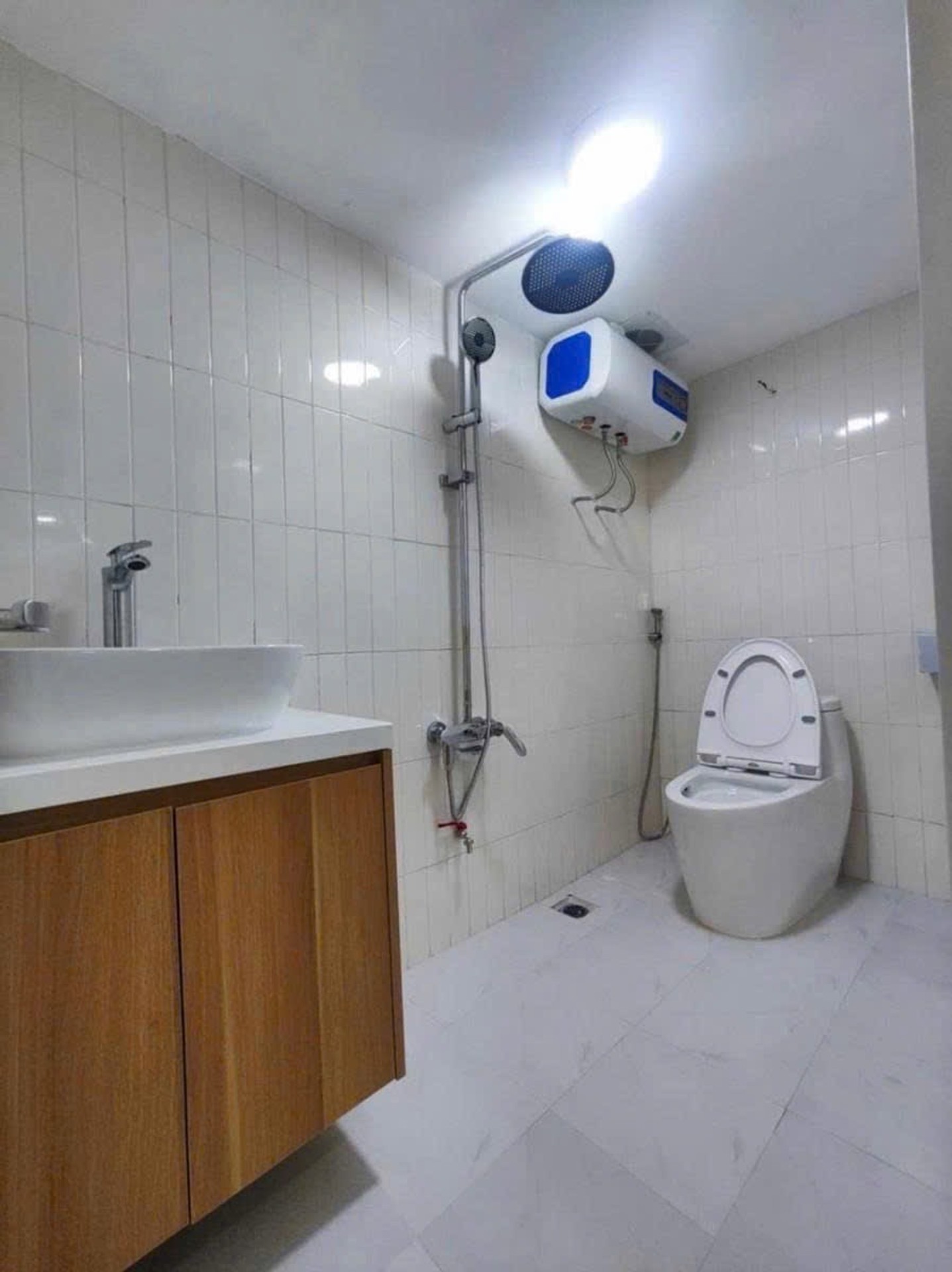 Bán nhà Nguyên Hồng - diện tích 120m2 2 tầng - Ô TÔ CHẠY VÒNG QUANH NHÀ - giá 5,5 tỷ