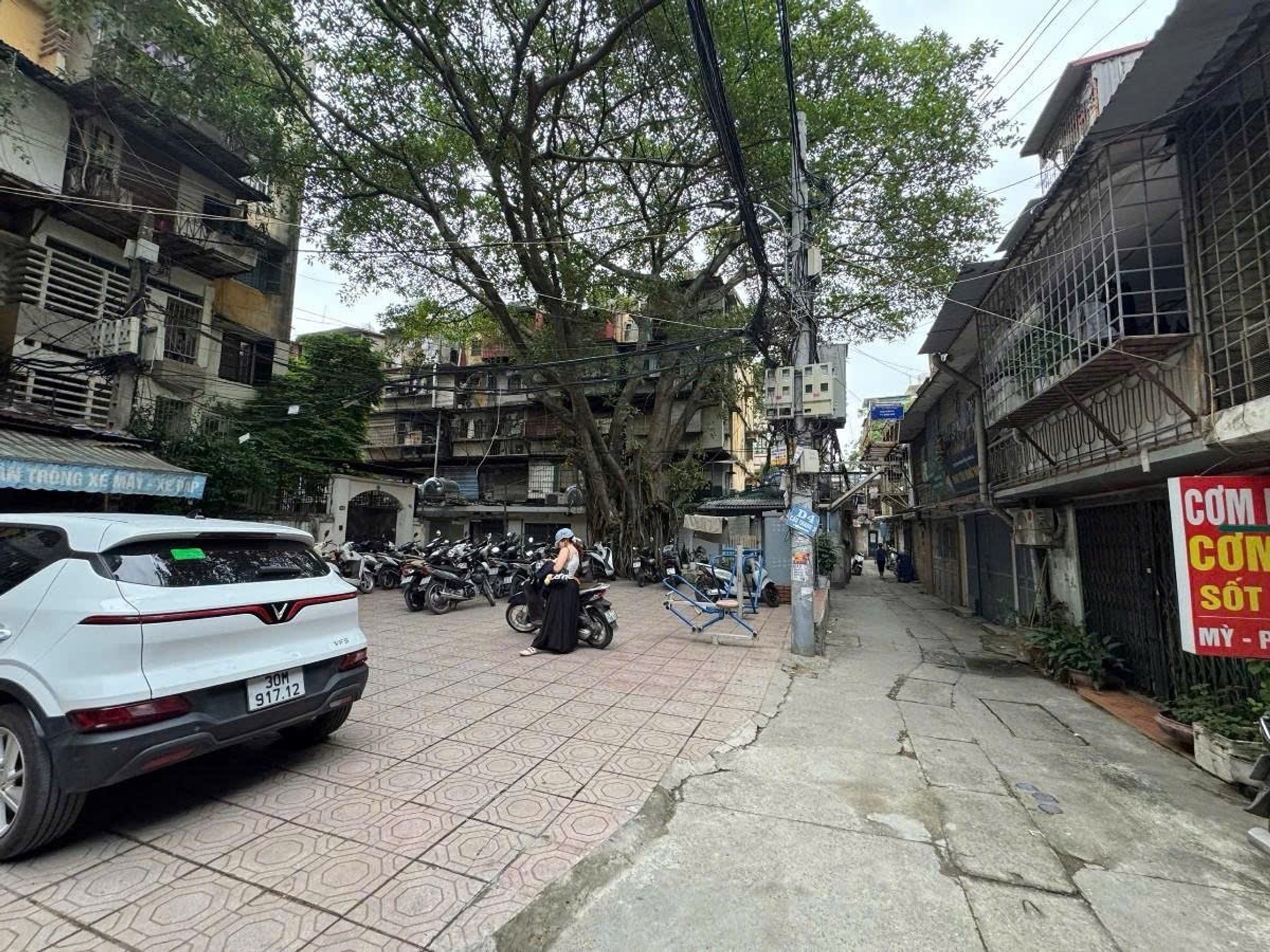 Bán nhà Nguyên Hồng - diện tích 120m2 2 tầng - Ô TÔ CHẠY VÒNG QUANH NHÀ - giá 5,5 tỷ