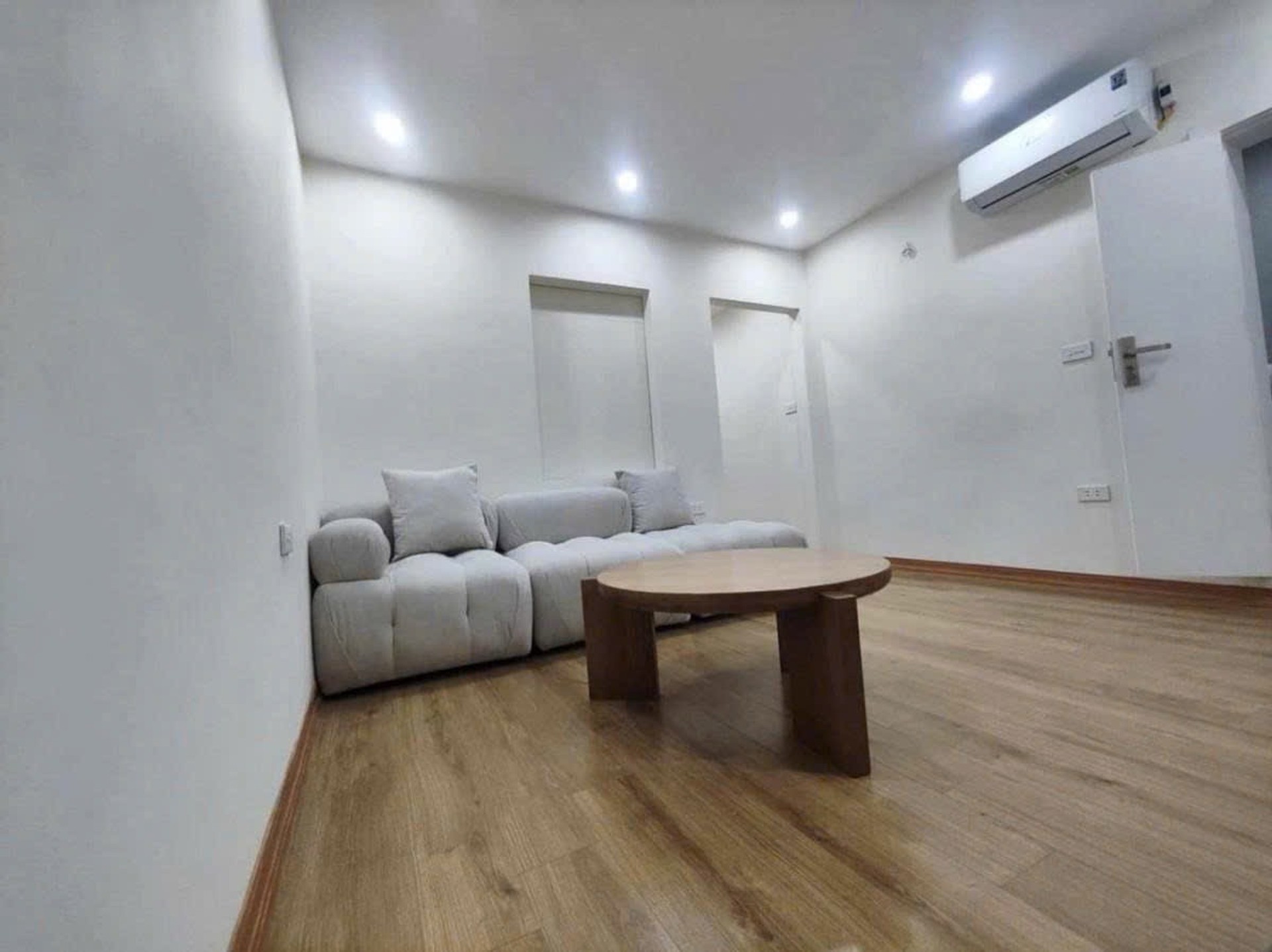 Bán nhà Nguyên Hồng - diện tích 120m2 2 tầng - Ô TÔ CHẠY VÒNG QUANH NHÀ - giá 5,5 tỷ