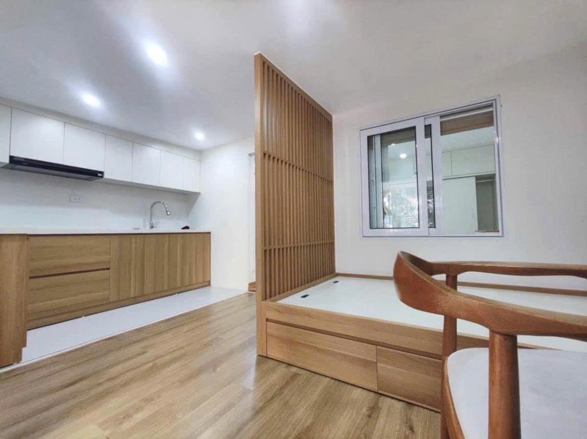 Bán nhà Nguyên Hồng - diện tích 120m2 2 tầng - Ô TÔ CHẠY VÒNG QUANH NHÀ - giá 5,5 tỷ