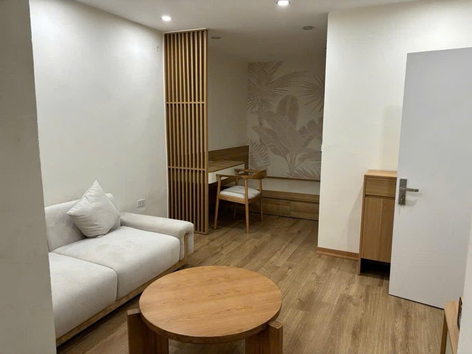 Bán nhà Nguyên Hồng - diện tích 120m2 2 tầng - Ô TÔ CHẠY VÒNG QUANH NHÀ - giá 5,5 tỷ