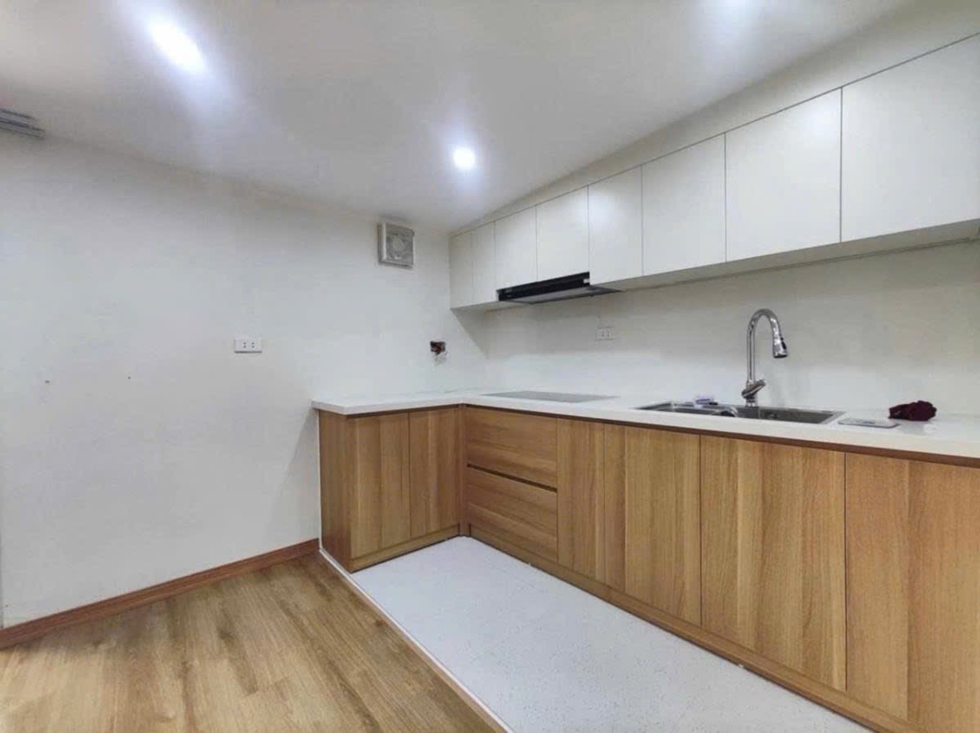 Bán nhà Nguyên Hồng - diện tích 120m2 2 tầng - Ô TÔ CHẠY VÒNG QUANH NHÀ - giá 5,5 tỷ